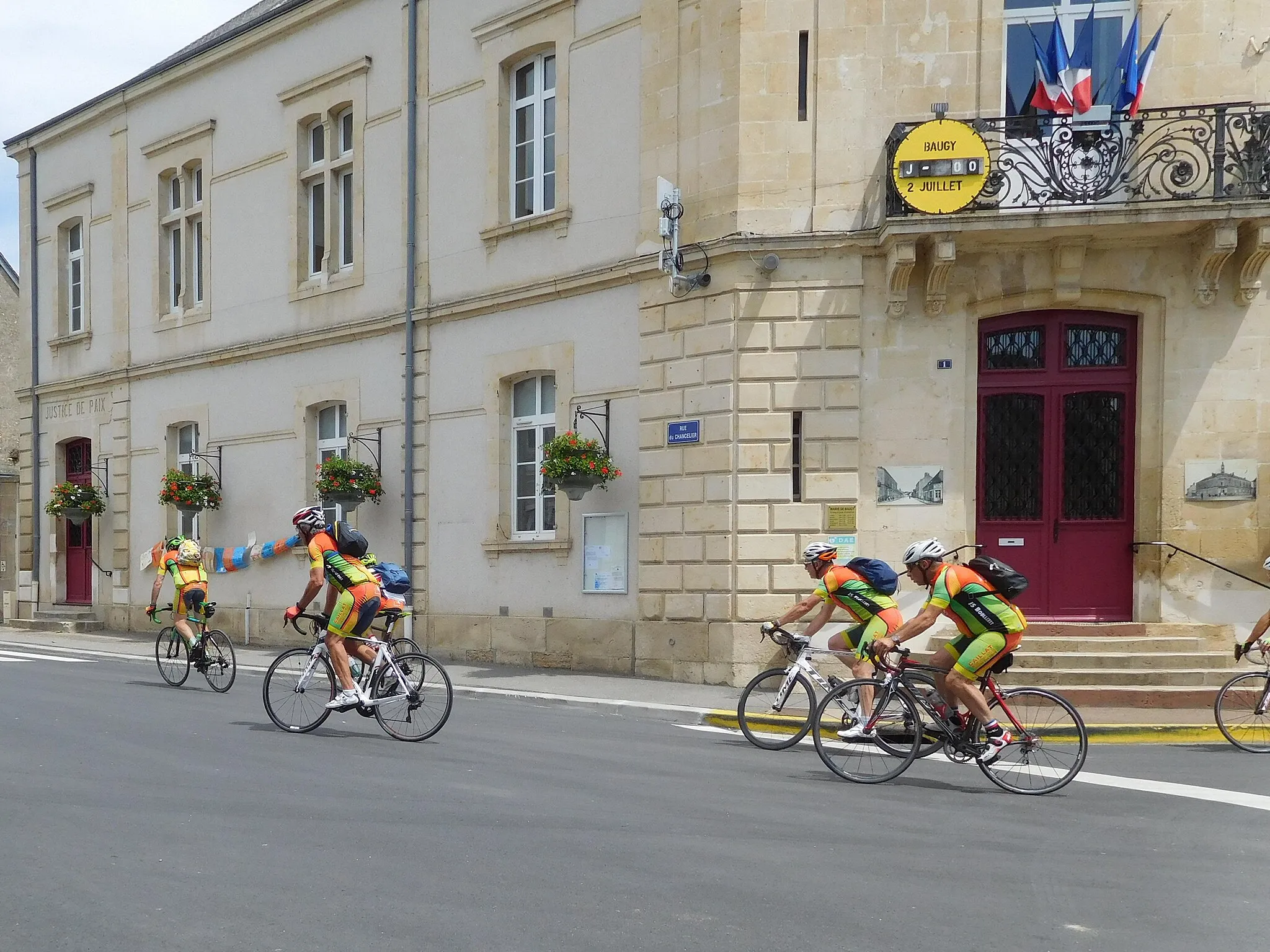 Photo showing: Chronomètre géant avec compte à rebours pour le passage du Tour, affichant « J-00 » (soit J0), sur le balcon de la mairie de Baugy, lors de la 7e étape du Tour de France 2021 ; Cher, France.
Six cyclotouristes du club JSB (Jeunesse sportive de Boulleret, près de Sancerre) roulent dans les environs.