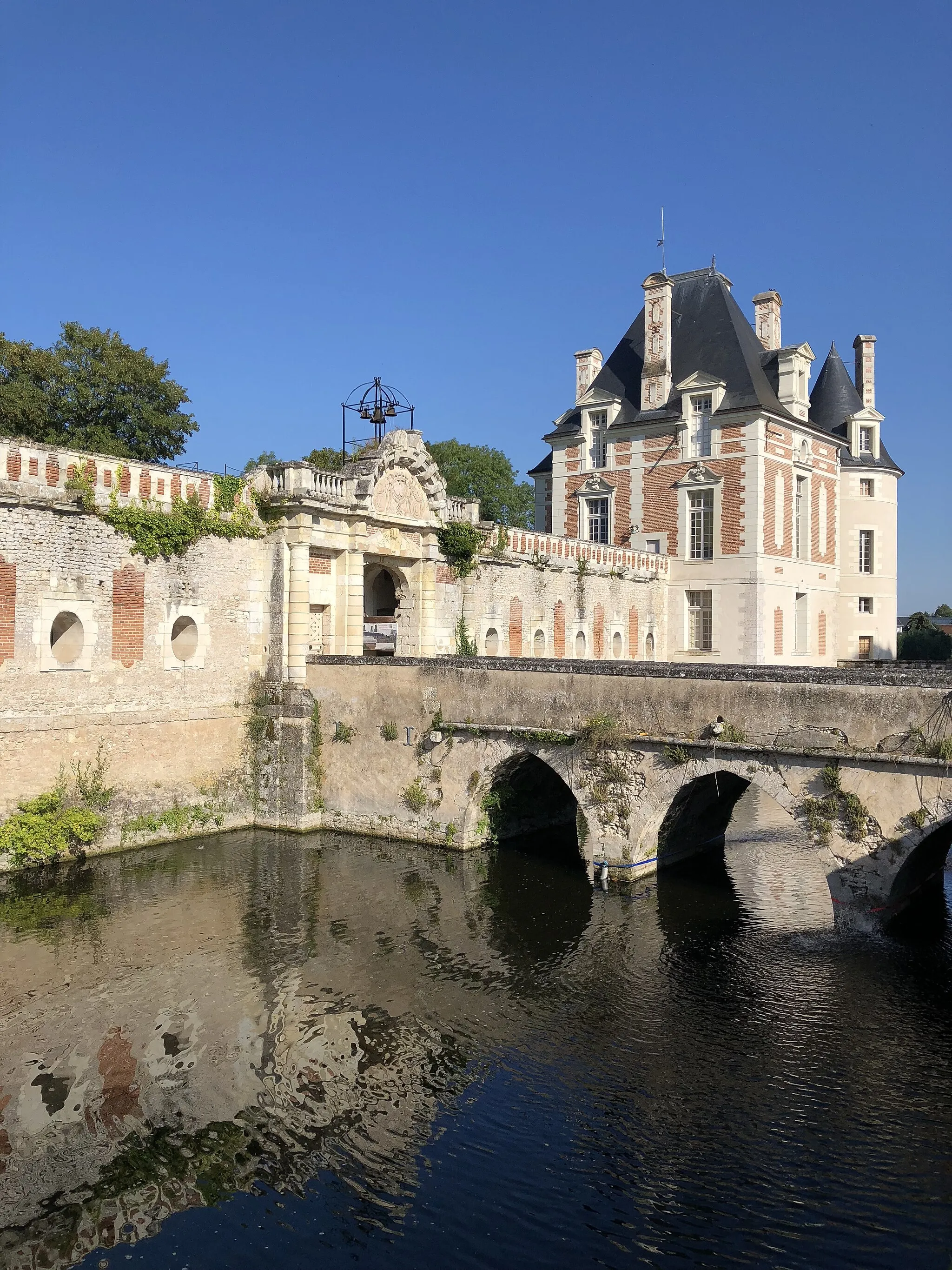 Photo showing: Château de Selles sur Cher, Porte du Carillon et douves passant sous le pont