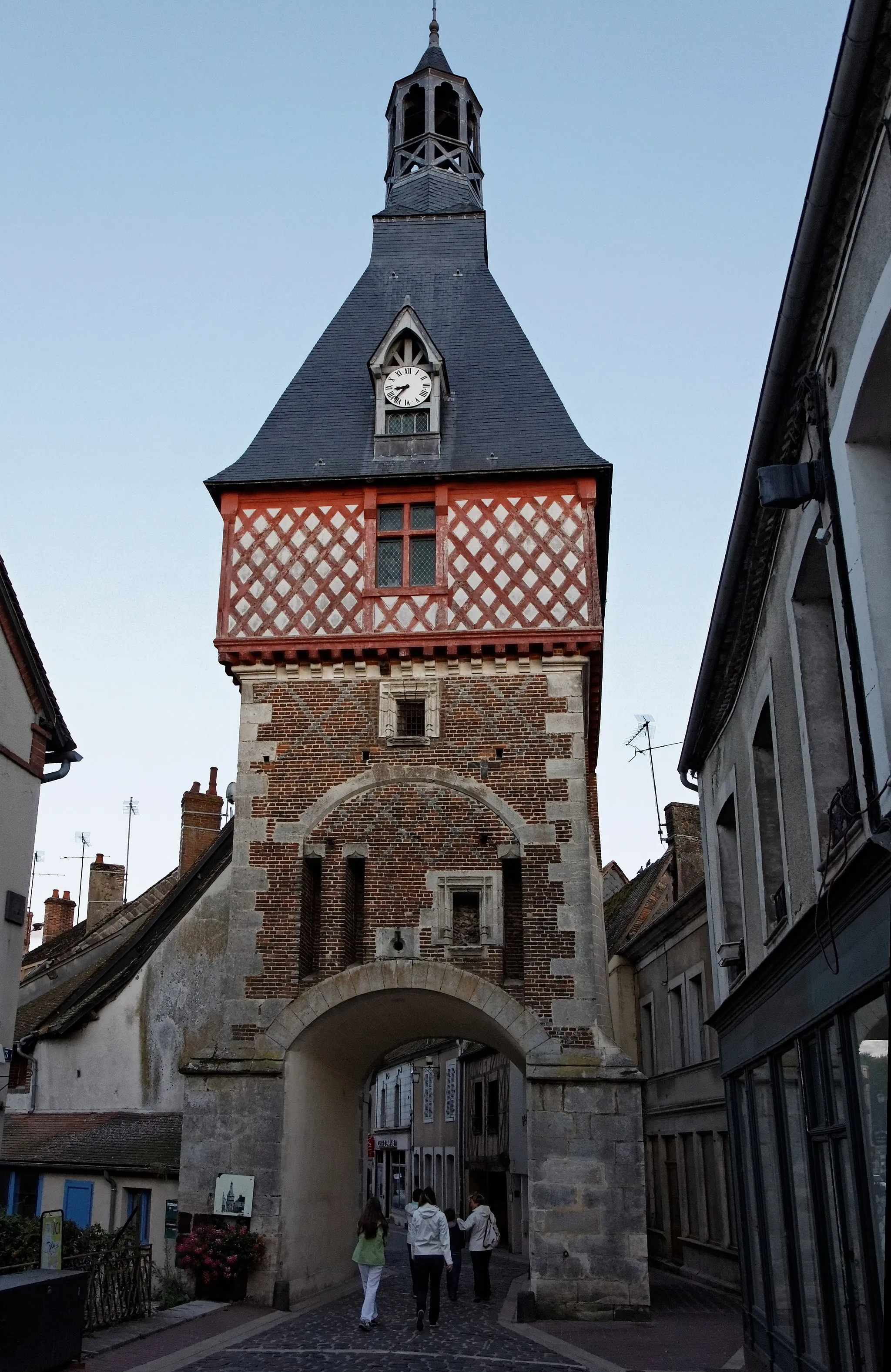 Photo showing: La tour de l'horloge à Saint-Fargeau.