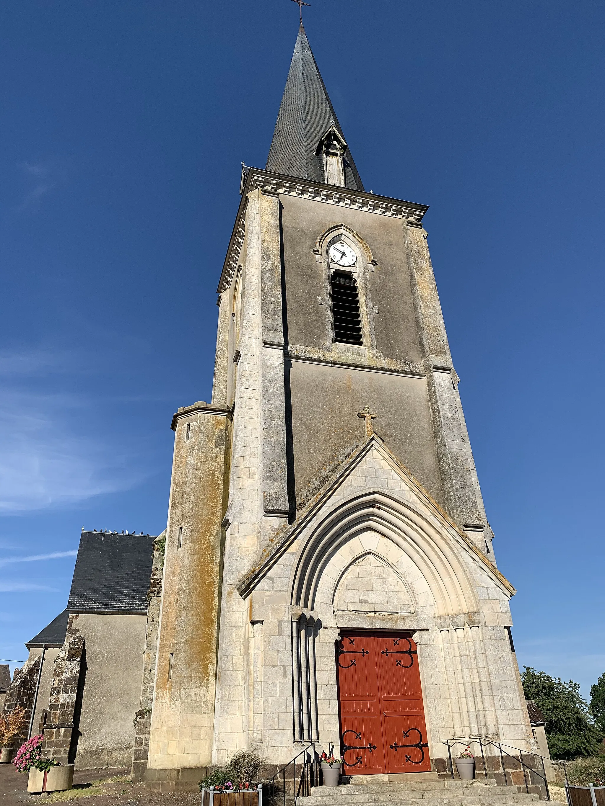 Photo showing: Entrée principale de l'église de Sens-Beaujeu (Cher)