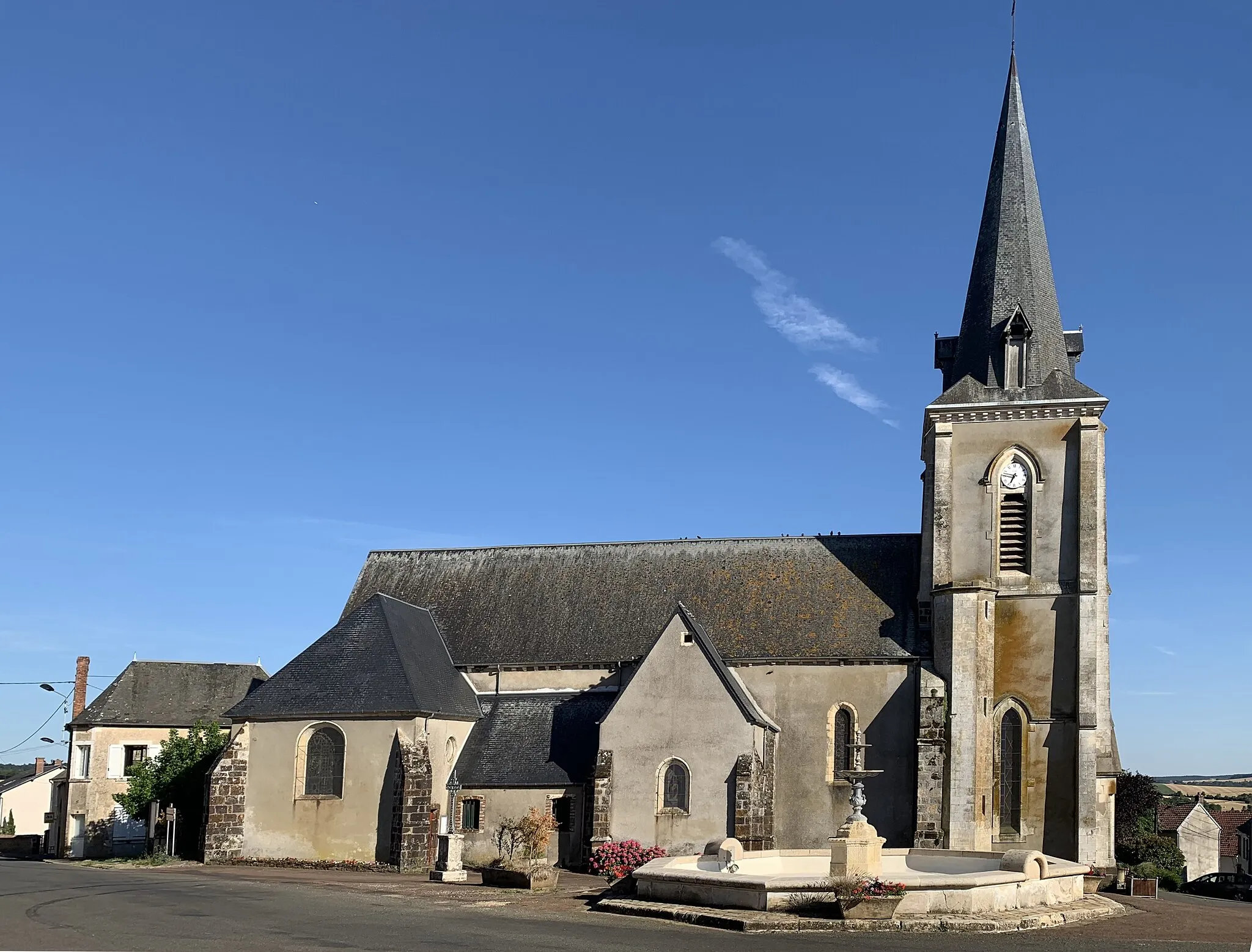 Photo showing: Eglise et fontaine du village de Sens-Beaujeu (Cher)
