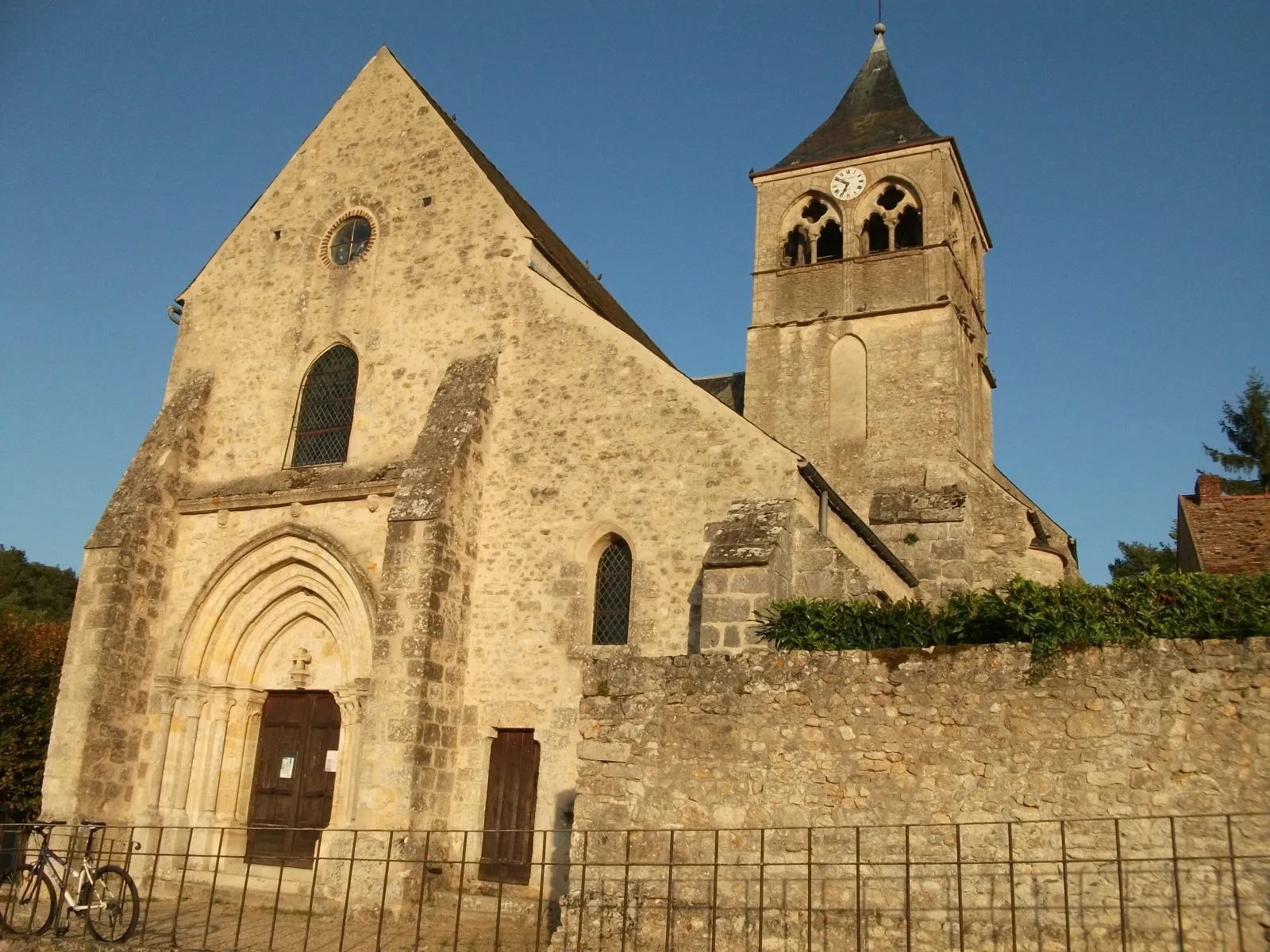 Photo showing: la façade de l'église de Boissy-la-Rivière.