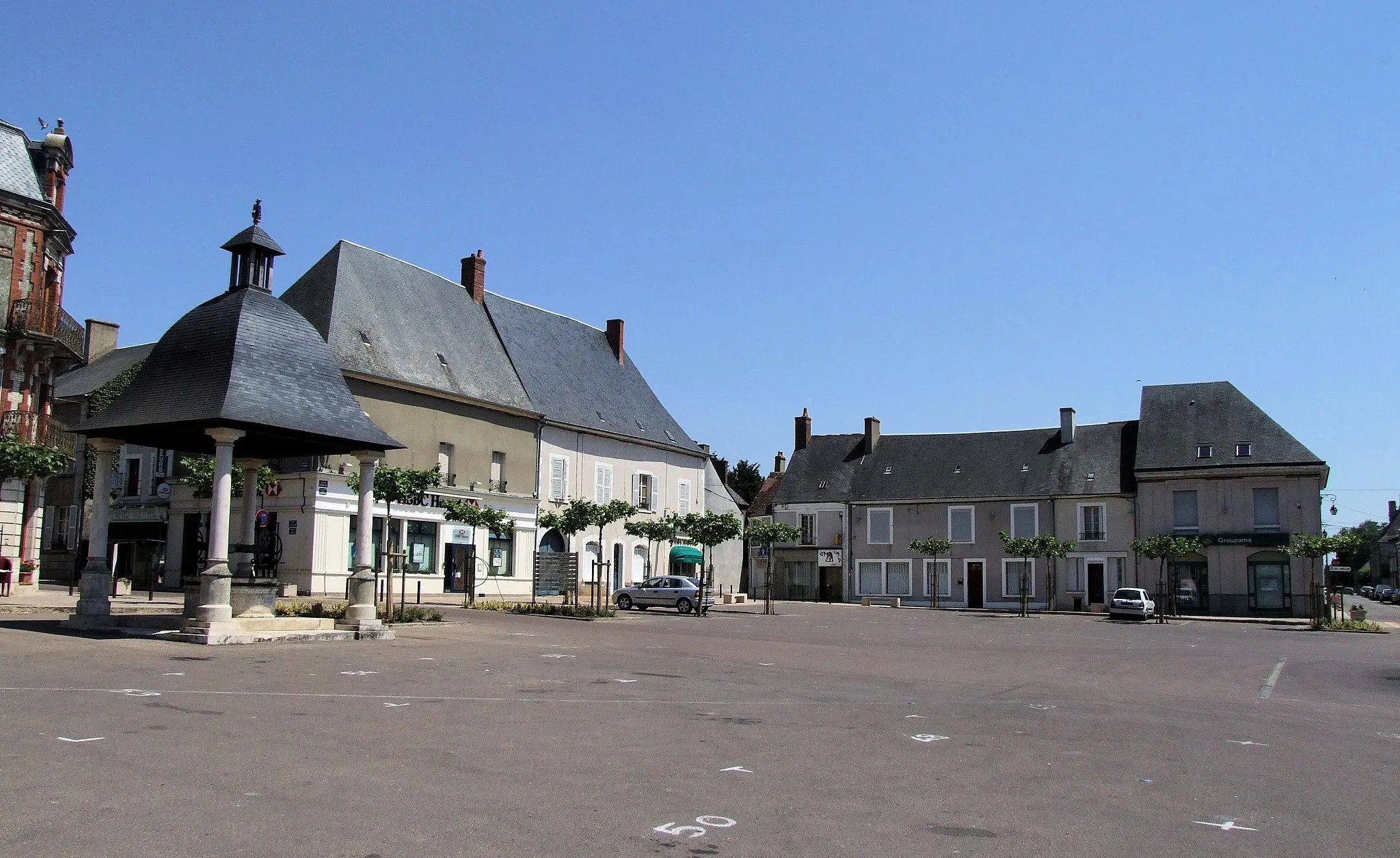 Photo showing: Henrichemont - Place centrale du village avec le puits reconstitué