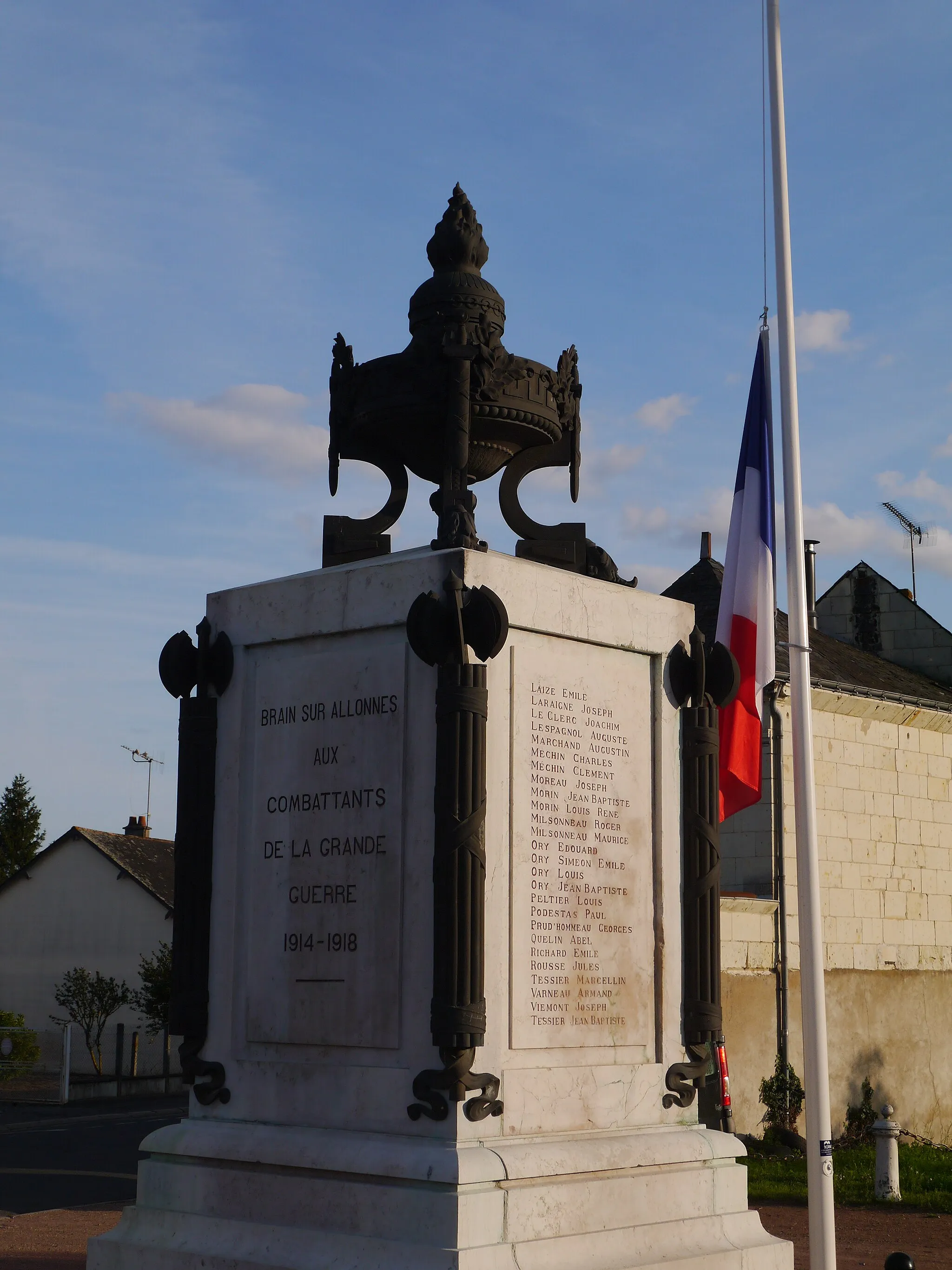 Photo showing: Le monument aux morts.