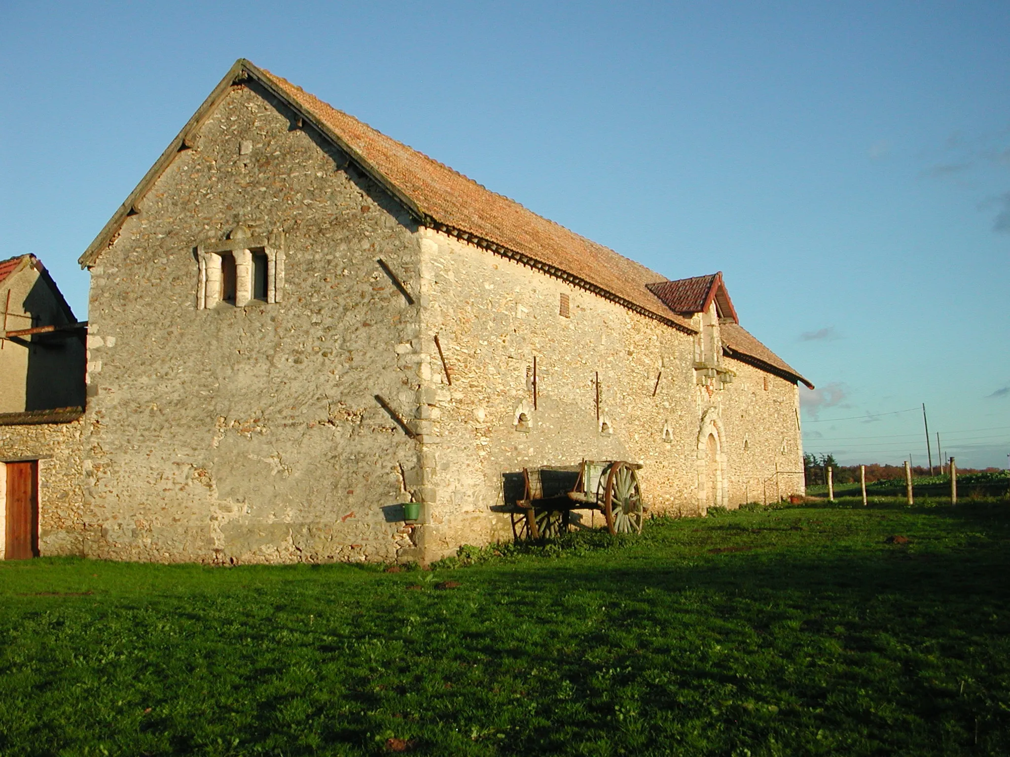 Photo showing: La grange de la ferme de la Malmaison montre plusieurs remploi d'encadrements d'ouvertures médiévales.