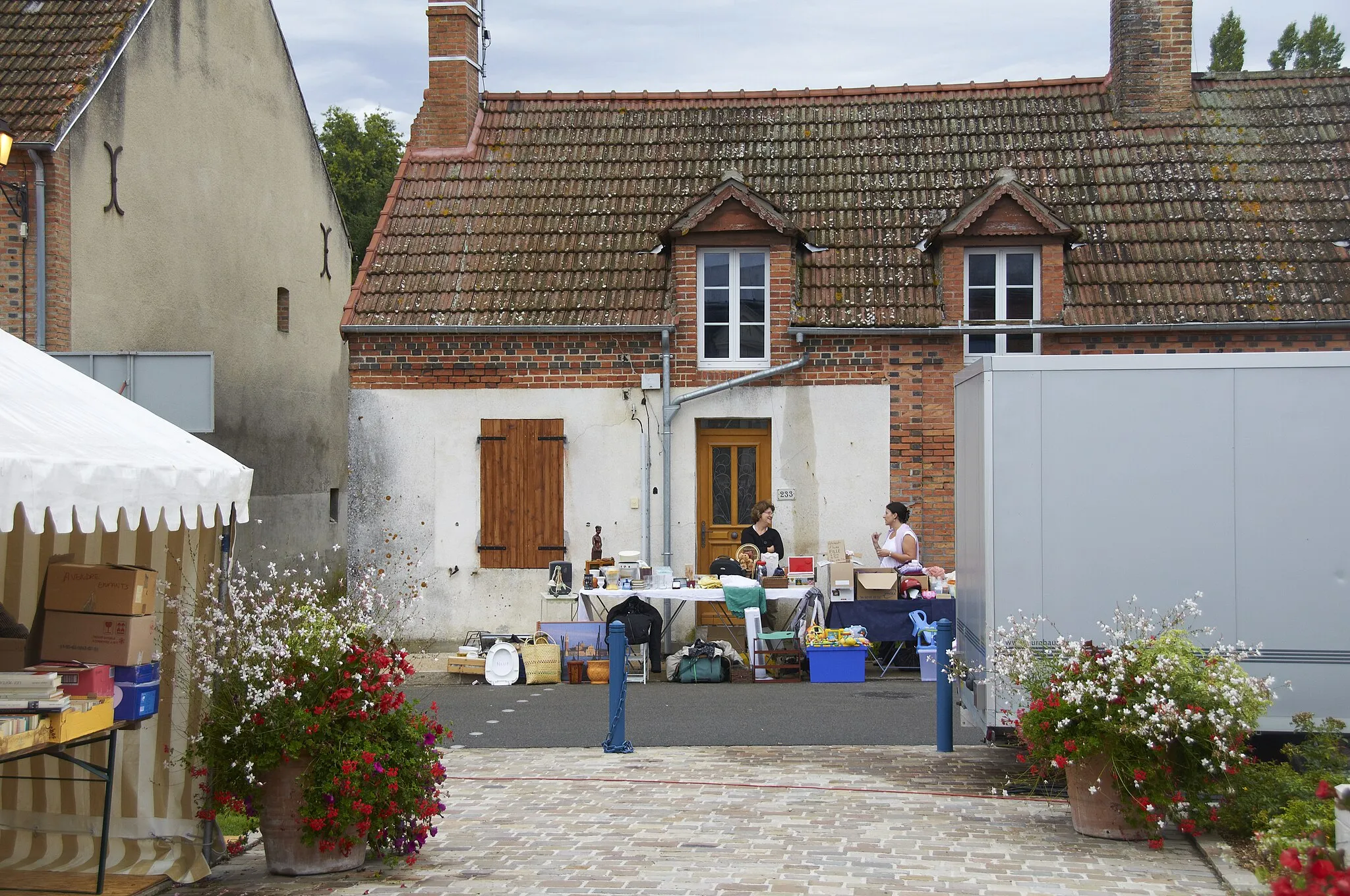 Photo showing: Vide grenier à Ménestreau-en-Villette, France