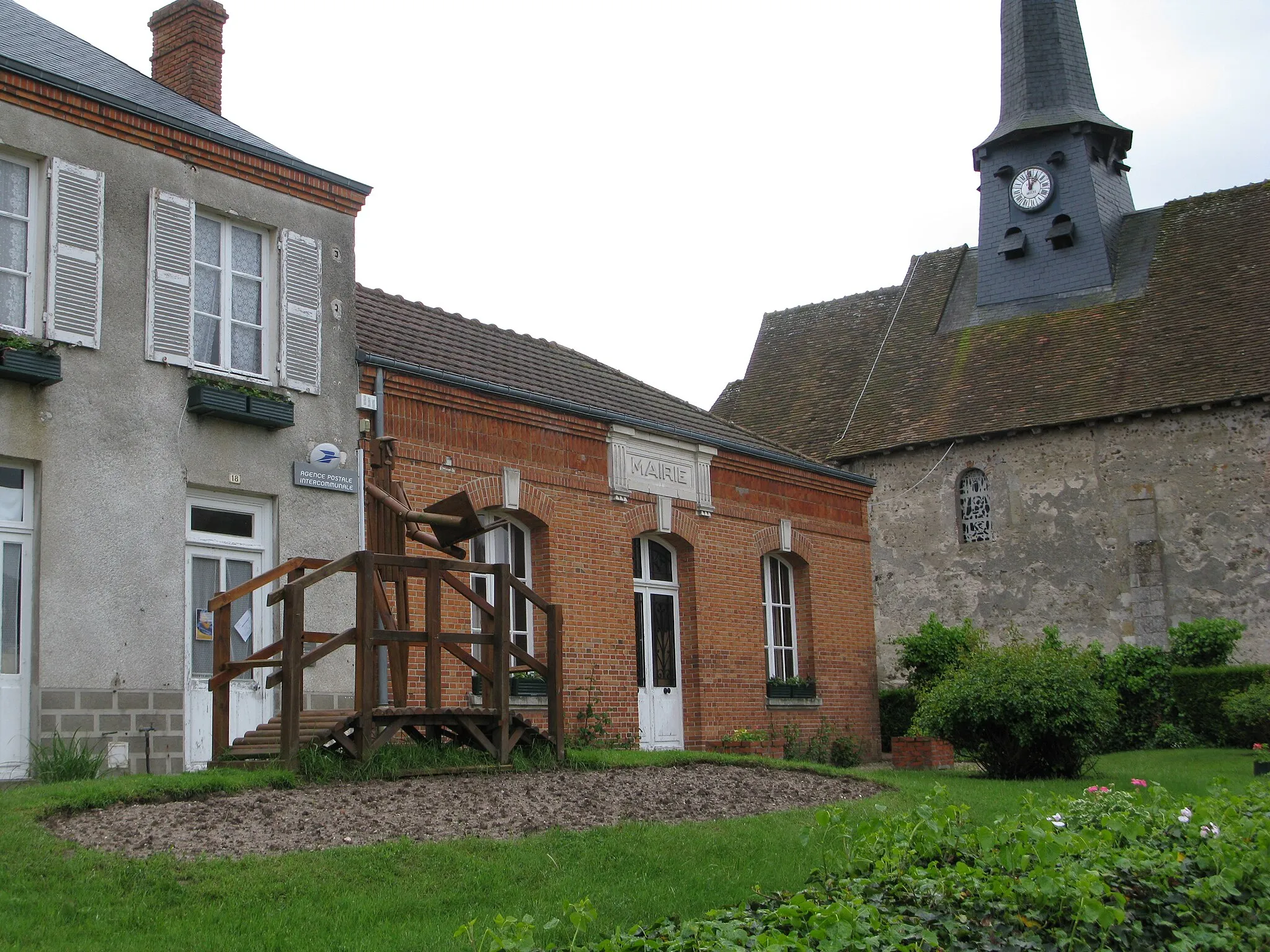 Photo showing: La mairie et l'église