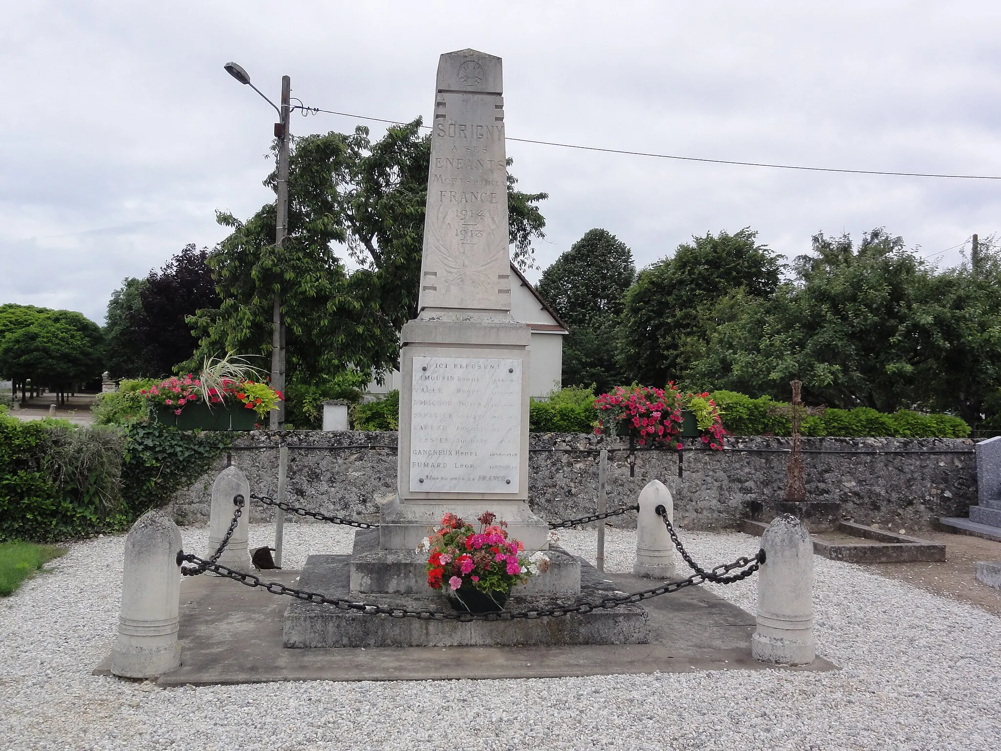 Photo showing: Sorigny (Indre-et-Loire) Monument aux morts au cimetière, tombe de guerre