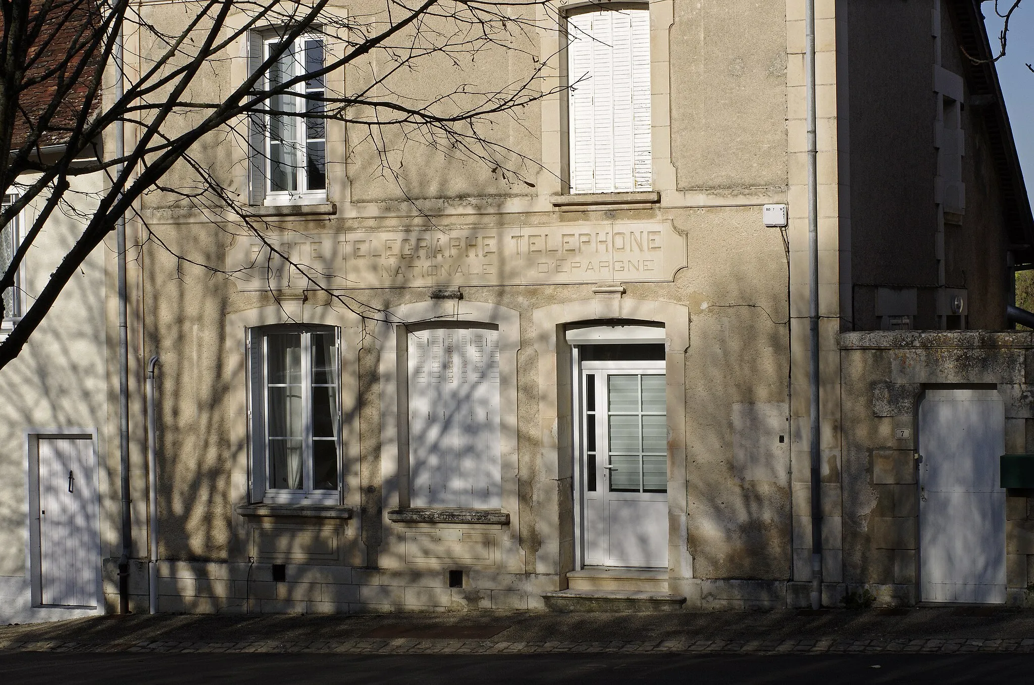 Photo showing: Béthines (Vienne) L'ancienne poste place Charles de Gaulle. L'inscription "POSTE TELEGRAPHE TELEPHONE", au singulier, est un indice d'une construction plutôt à la fin des années 1930. Les locaux appartenant à la mairie furent un temps loués à une jeune coiffeuse (2011).