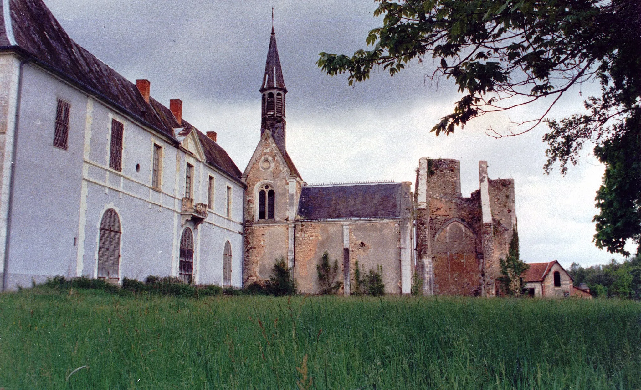 Photo showing: L'ancienne Abbaye de Loroy en 1987. L'abbaye est un des bâtiments présumés d'être "Le domaine mystérieux" dans le livre "Le Grand Meaulnes" d'Alain Fournier.