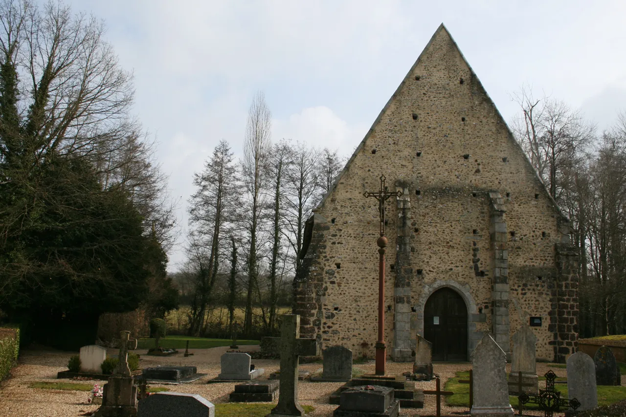 Photo showing: l'ancienne église Saint-Pierre de Réveillon et son cimetière à La Ferté-Vidame, Eure-et-Loir, France.