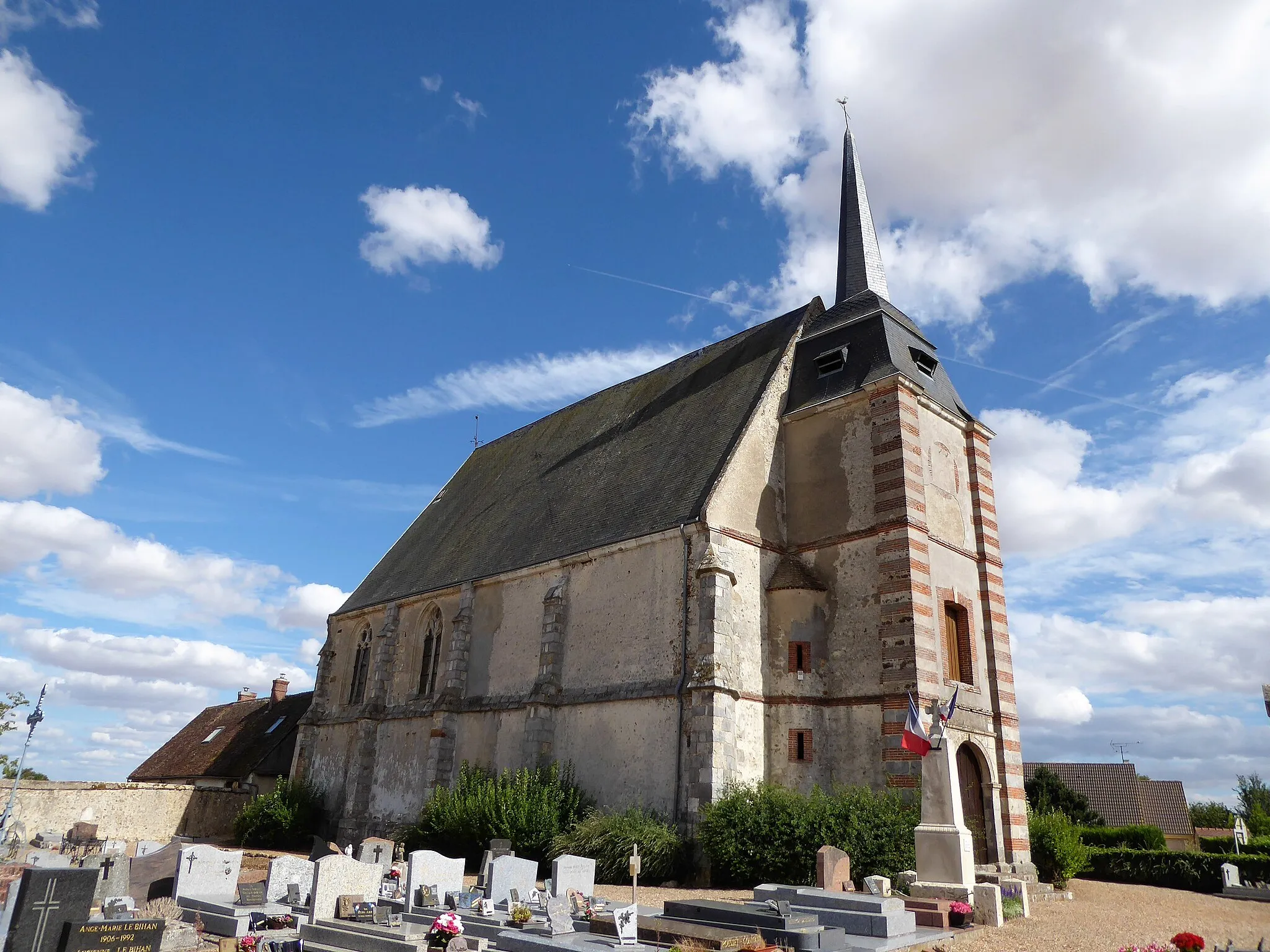 Photo showing: Mur nord de l'église Saint-Paul de Chêne-Chenu, Tremblay-les-Villages, Eure-et-Loir, France.