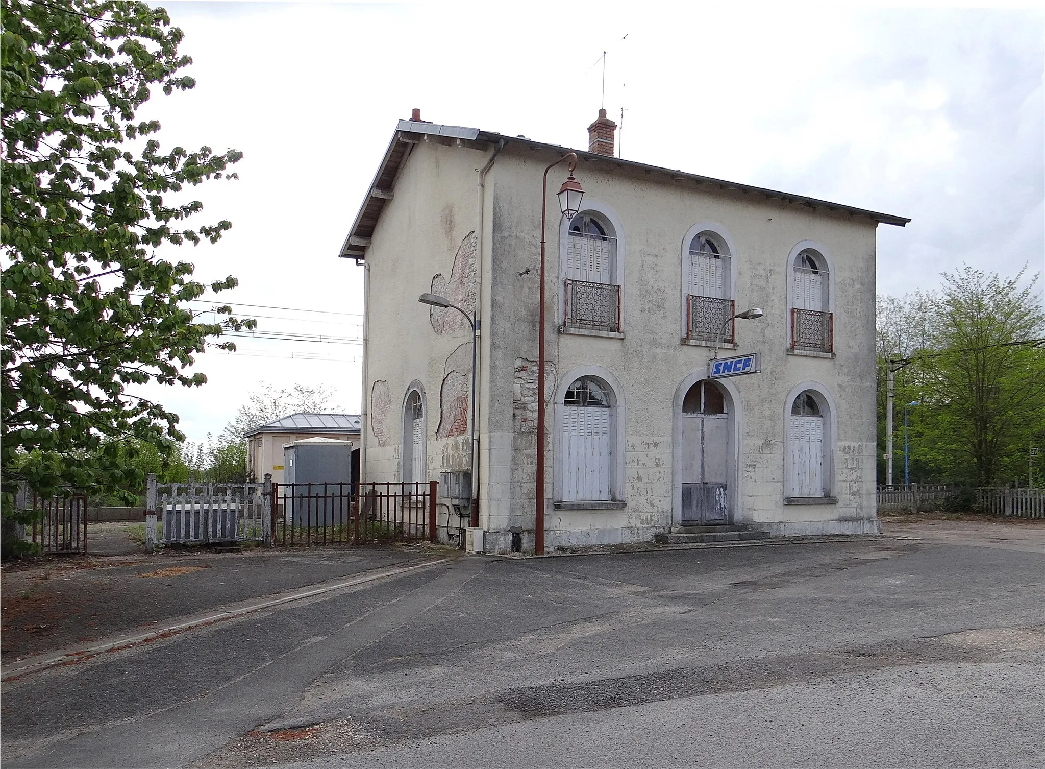 Photo showing: Front of the train station, to the place Theillay, Loir-et-Cher, France.
