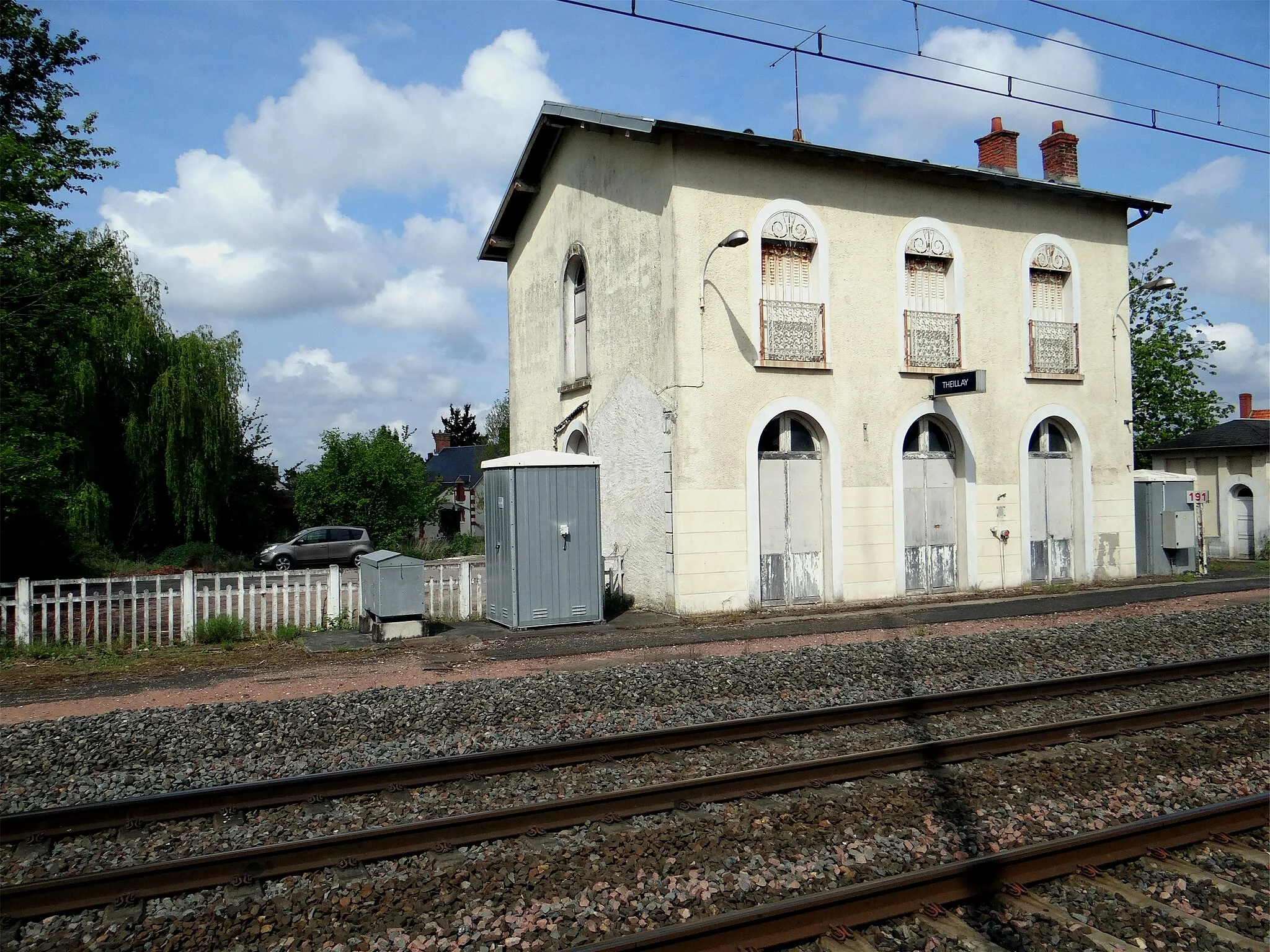 Photo showing: Front of the train station, for the opposite platform, Theillay, Loir-et-Cher, France.