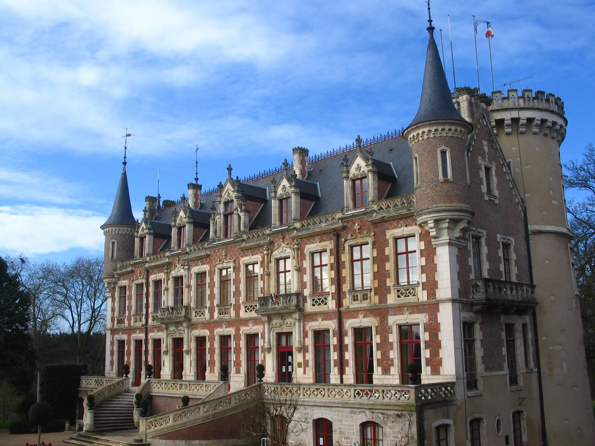 Photo showing: Façade sud du château de Saint-Florent sur Cher (18), hébergeant les services municipaux, propriété de la ville depuis 1936.