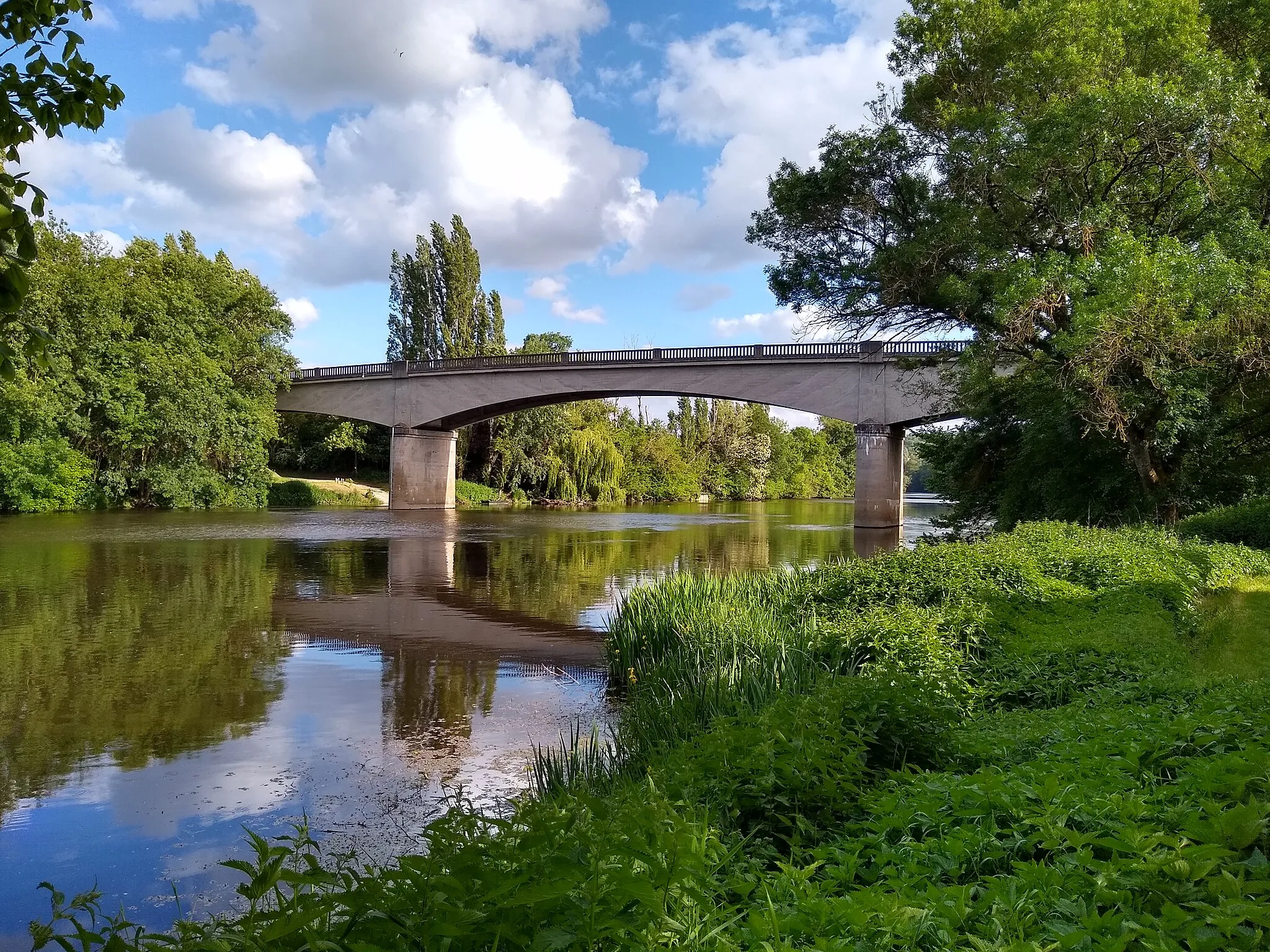 Photo showing: Leugny - le Pont de Leugny sur la Creuse