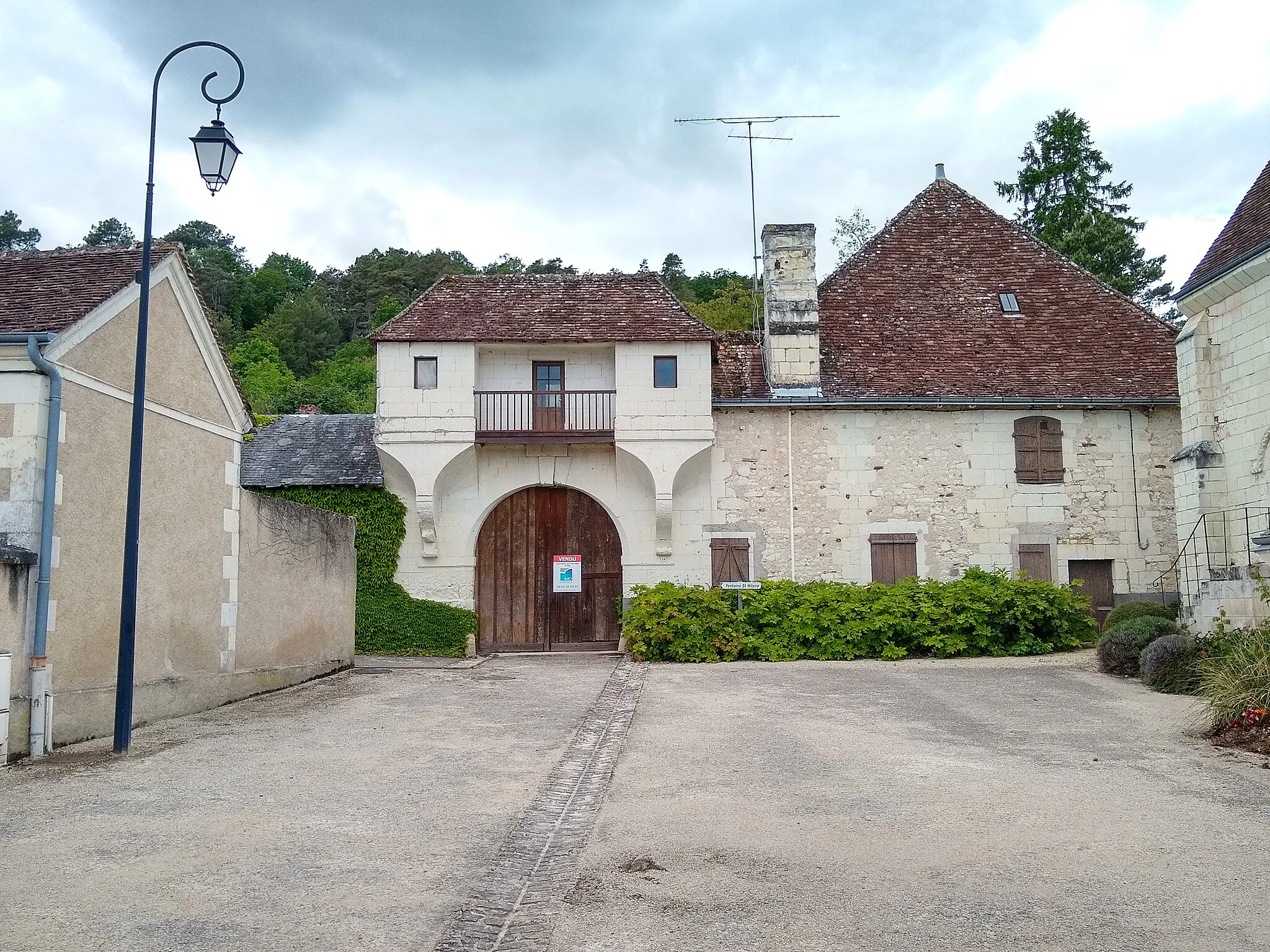 Photo showing: Leugny - portail de l'ancien château de Leugny