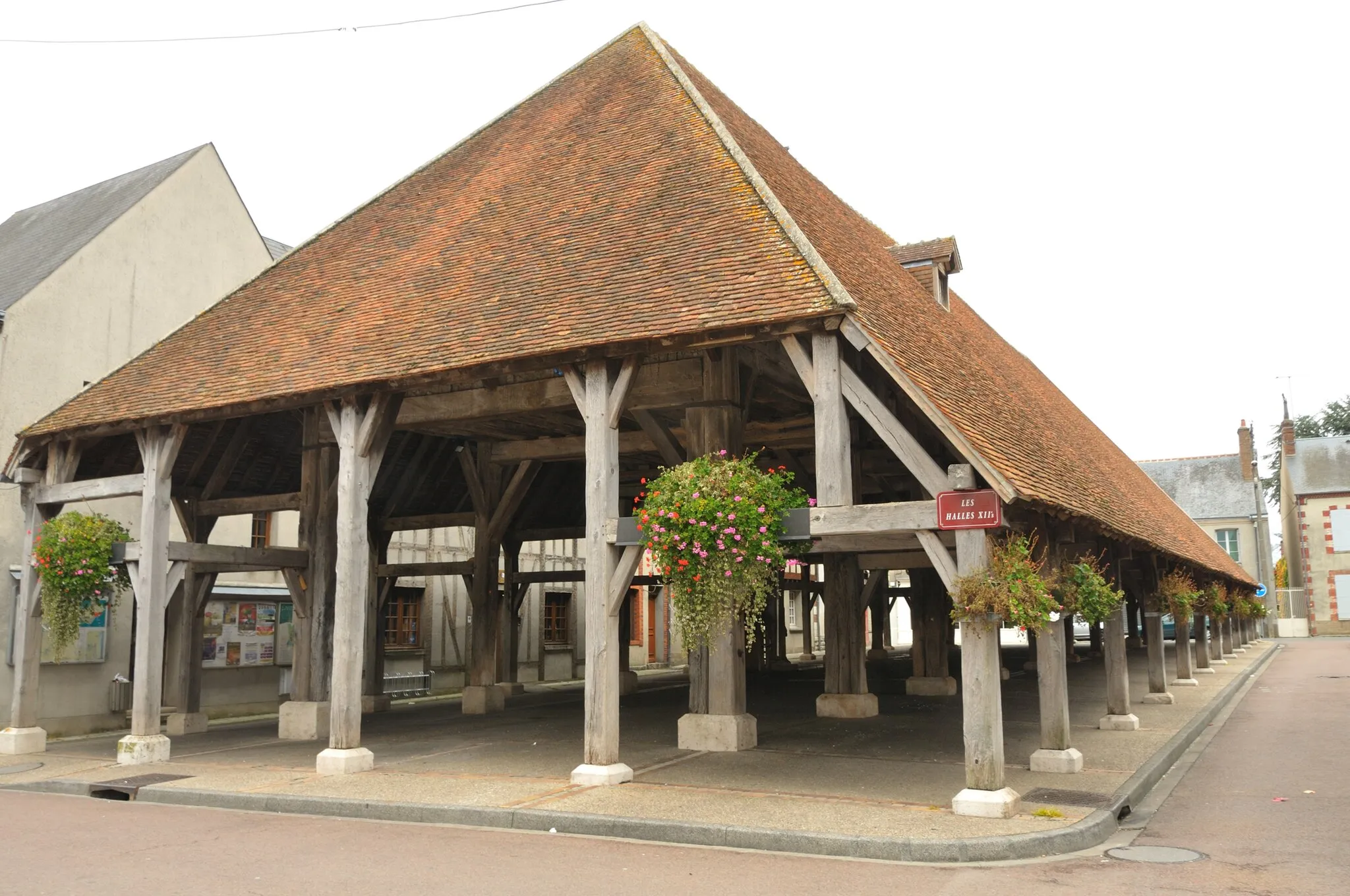 Photo showing: 12th century market hall in Lorris, natural region of Gâtinais, Loiret, Centre region, France.