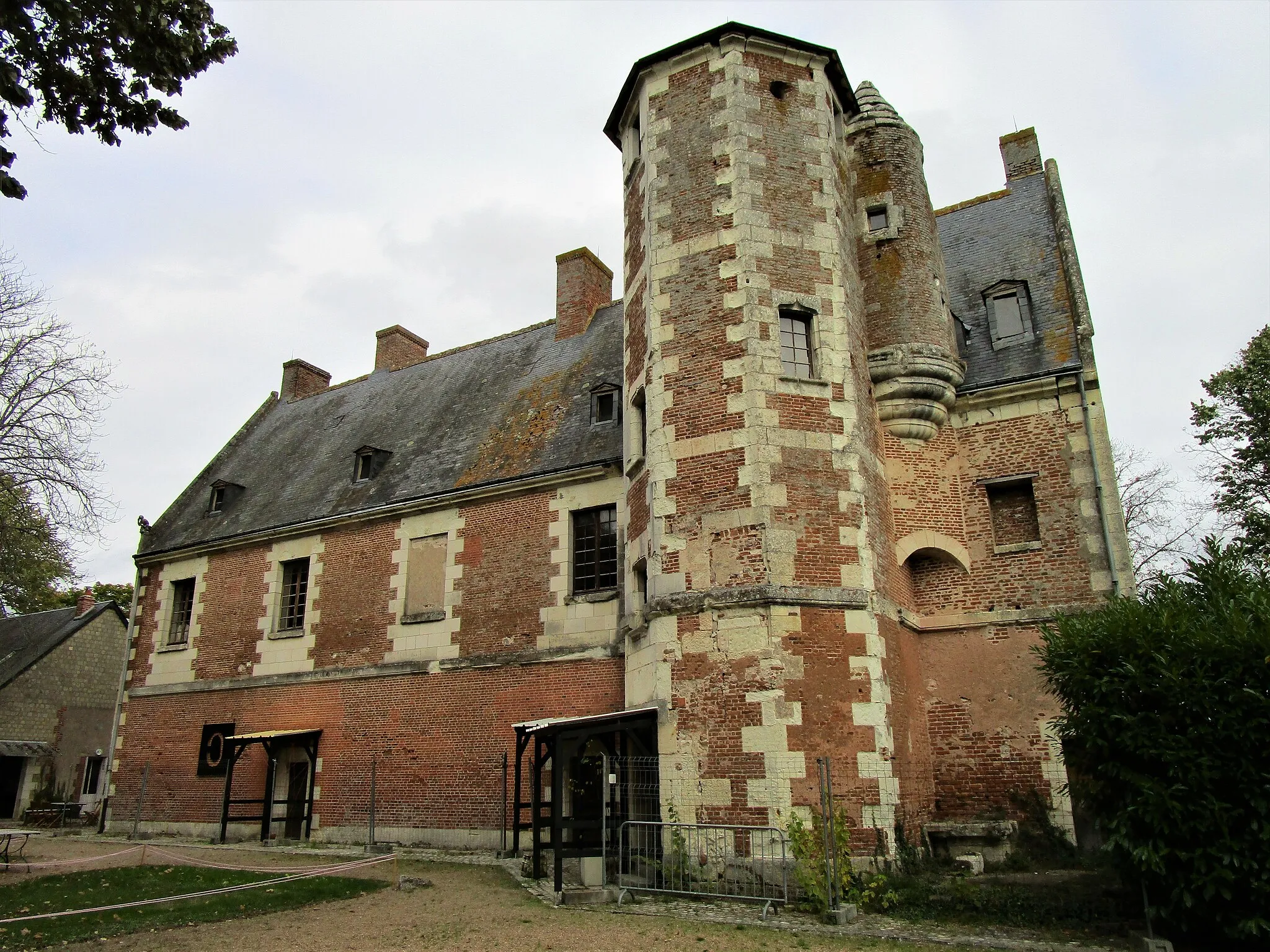 Photo showing: Le Château de Plessis-lès-Tours en octobre 2017.