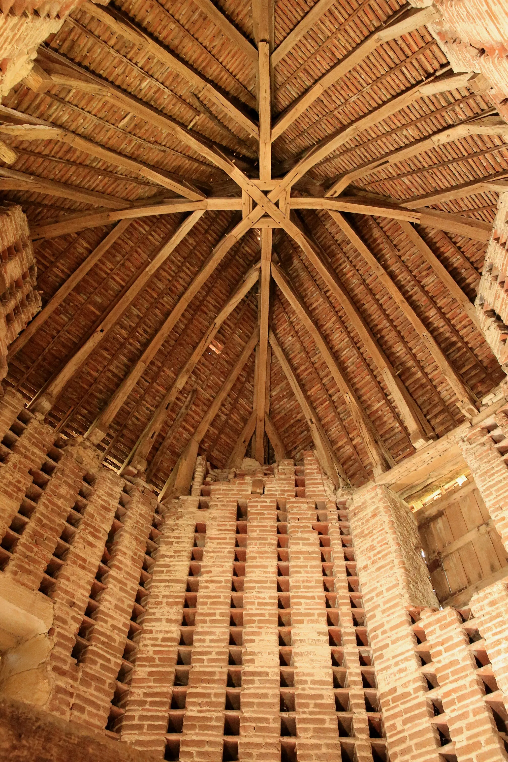 Photo showing: Looking up inside the dovecote of Clos Lucé, Amboise