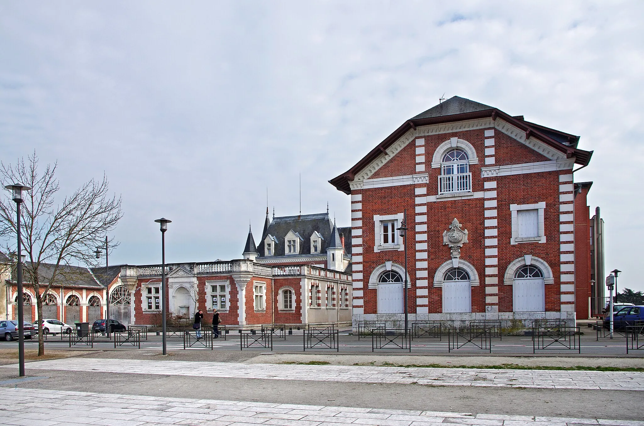 Photo showing: L'ancienne Chocolaterie Poulain.
Construit en 1867, ce bâtiment abrita le logement d'Auguste Poulain, le fondateur de la marque,  jusqu'en 1872.
The old Chocolate Factory Poulain.

Built in 1867, this building housed the housing Auguste Poulain, the founder of the firm until 1872.