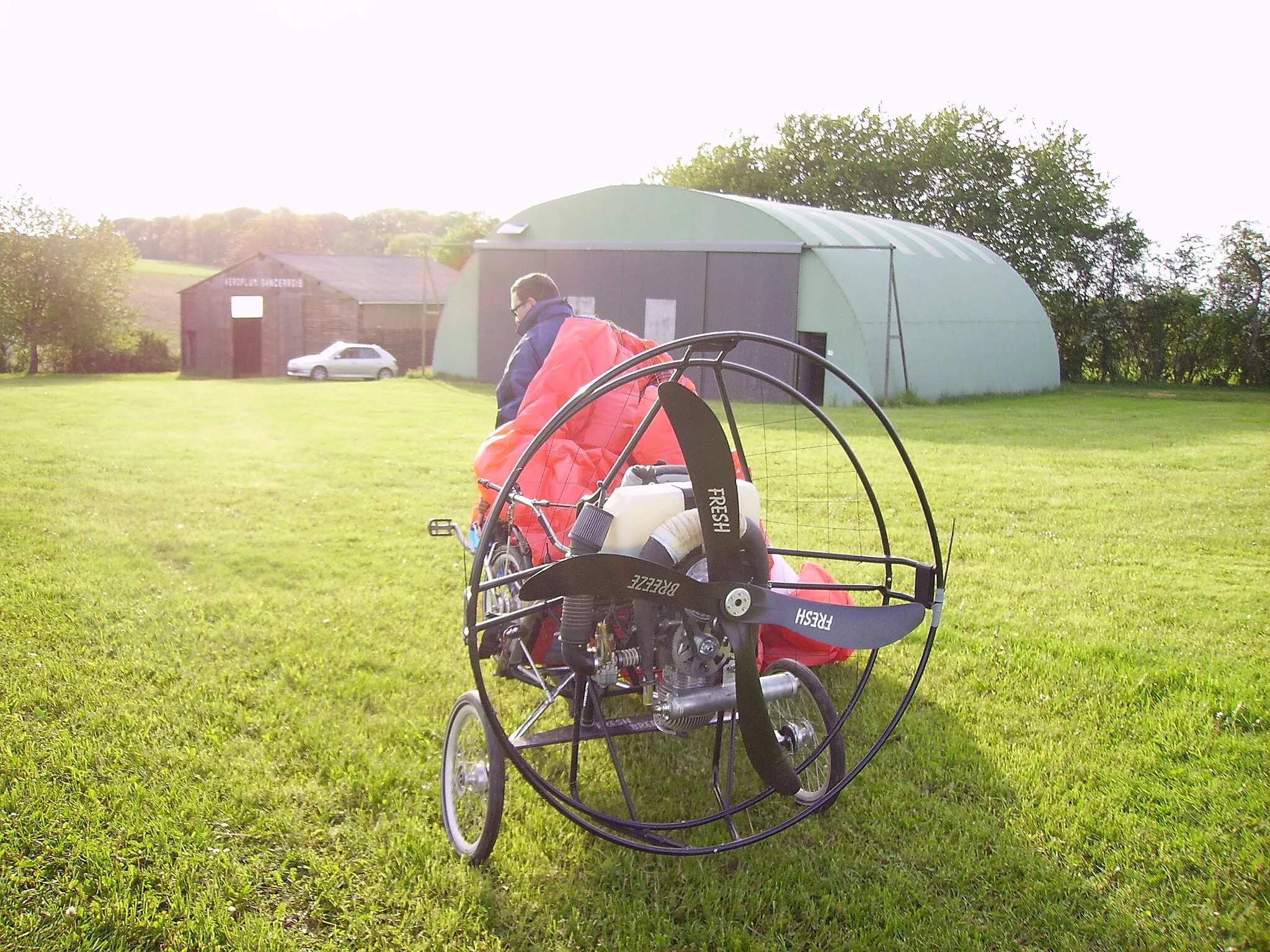 Photo showing: Fresh Breeze paramotor equipped with Hirth engine. Sury-en-Vaux aerodrome, Cher, France.