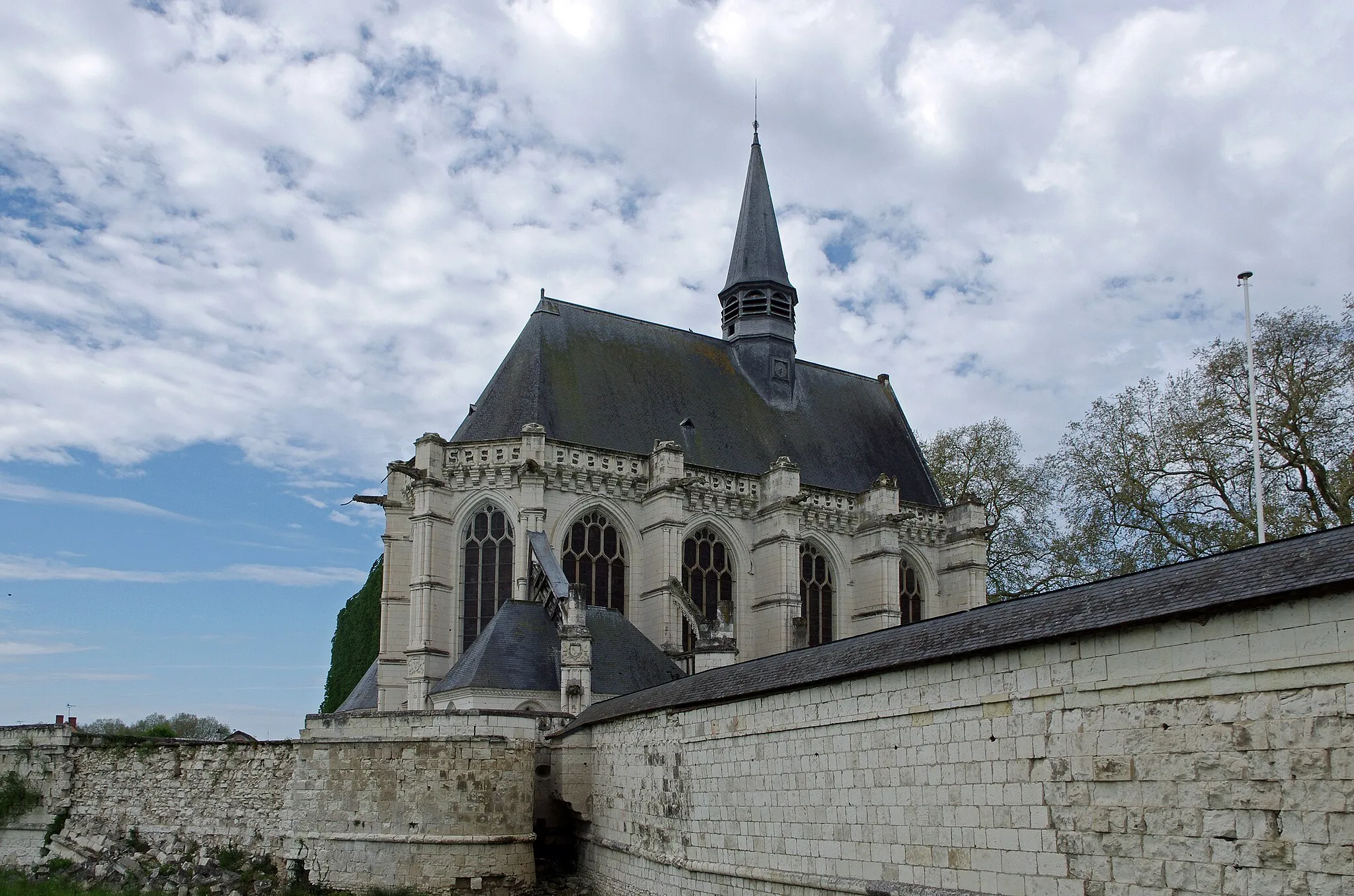 Photo showing: Champigny-sur-Veude (Indre-et-Loire)
La Sainte-Chapelle.
Le modèle est la Sainte-Chapelle du Palais édifiée dans l'île de la Cité, à Paris,  sur la demande de Saint-Louis, en 1248.
À partir du XIIIe siècle et jusqu'au XVIe siècle, une dizaines de Saintes-Chapelles seront construites. Il en reste six en dehors de celle de Paris :  Aigueperse, Champigny-sur-Veude, Châteaudun, Riom, Vic-le-Comte et Vincennes.
Les Saintes-Chapelles sont soit royales, soit princières (princes du sang). Celle de Champigny-sur-Veude est une Sainte-Chapelle princière.
Louis Ier de Bourbon* comte de Vendôme et son fils Louis II premier duc de Montpensier, en tant que descendants de Saint-Louis, eurent le privilège de fonder une Sainte-Chapelle à côté de leur château. La construction débuta en 1499, sous Louis Ier, en même temps que la construction du château*, elle fut terminée par Louis II* en 1543.
Un couple américain a acquis le domaine avec la Sainte-Chapelle en 2000. Cette chapelle est exceptionnelle de par ses vitraux du XVIe siècle; à une époque, le château a appartenu à une société japonaise qui avait voulu les démonter pour les emmener (Nouvelle République 24/8/2012)

Les Bourbons descendaient de Saint-Louis par son sixième fils Robert de Clermont. Robert de Clermont, connu sous le nom de Robert de France, était comte de Clermont, seigneur de Bourbon, de Charolais, de Saint-Just et de Creil. Il est ancêtre par les hommes de Henri IV.  En 1279, lors d'un tournoi, il reçut une masse d'arme sur la tête, ce qui le fit sombrer dans la démence, ce qui n'empêcha pas son neveu, Philippe le Bel, de lui confier quelques missions diplomatiques. Un magnifique château avait été bâti de 1508 à 1543 par la très puissante famille des Bourbon-Montpensier. Un siècle plus tard, le cardinal de Richelieu veut agrandir son château familial, et créer une ville nouvelle, à quelques kilomètres de Champigny-sur-Veude; ce sera la ville de Richelieu. Mais le cardinal ne tolérait pas le voisinage du château des Bourbon-Montpensier qui lui faisait ombrage. Il imposa donc la destruction du château de Champigny-sur-Veude. Aujourd'hui, il ne reste plus que les communs, et la Sainte-Chapelle qui a été sauvée grâce à l'intervention du pape Urbain VIII. « Louis II de Bourbon, premier duc de Montpensier, prince de la Roche-sur-Yon, tige de la deuxième branche des Montpensier, et neveu du fameux connétable de Bourbon. Montpensier, au milieu des guerres qui remplirent sa carrière, ne négligea pas les arts. Il acheva la Sainte-Chapelle de Champigny, chef-d’œuvre commencé en 1508, par son père, Louis Ier de Bourbon, et qui, seul reste aujourd’hui du château magnifique des Montpensier détruit par Richelieu, montre encore des vitraux de Robert Pinaigrier, regardés comme les plus beaux de tous ceux que nous a laissés la Renaissance. Il est très-probable qu’il y employa l’artiste saintongeois. » (In : Louis Audiat - Bernard Palissy, étude sur sa vie et ses travaux - 1868).