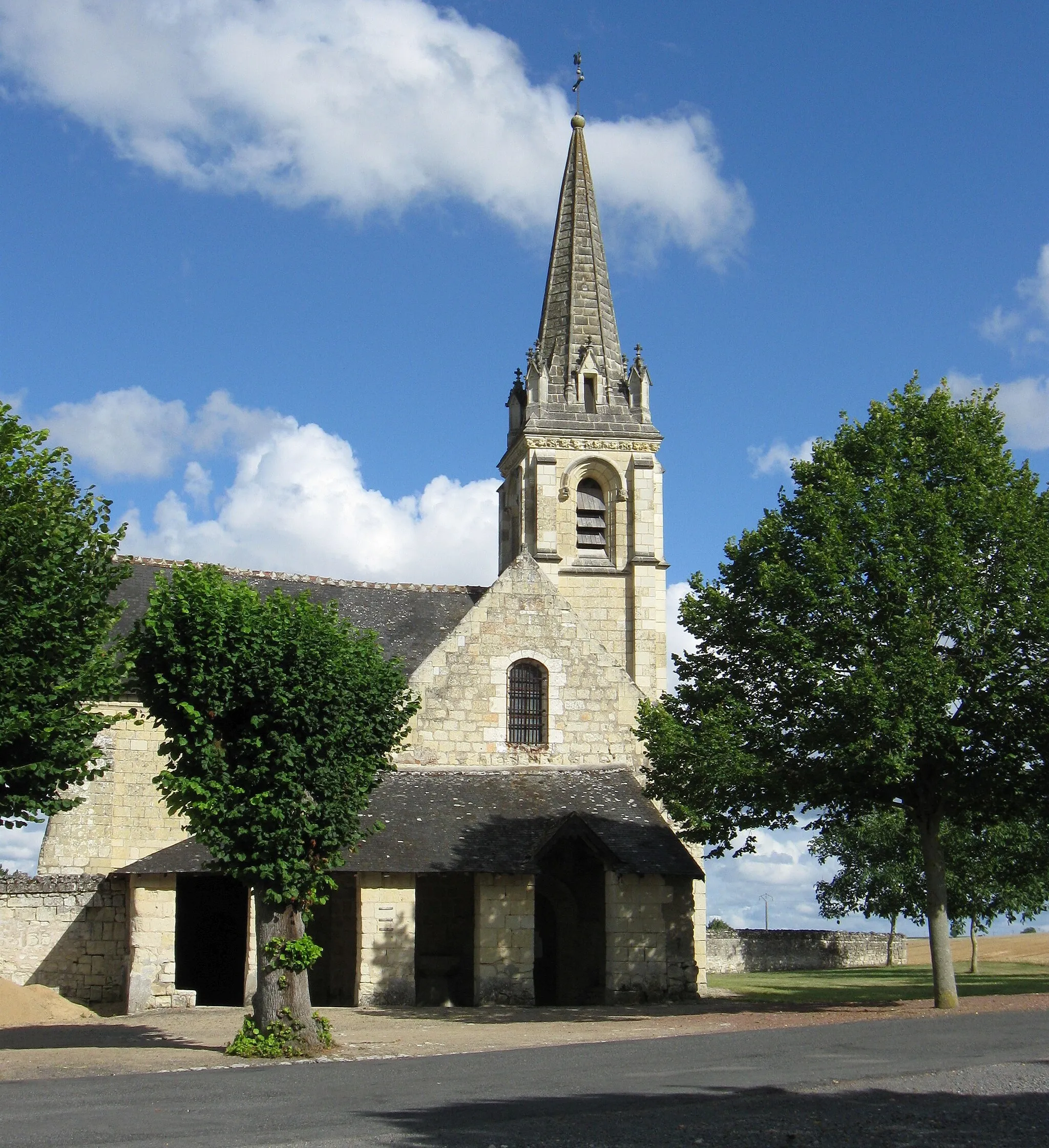 Photo showing: Église Saint-Martin de La Roche-Clermault et son caquetoire. (Indre-et-Loire, région Centre-Val de Loire).