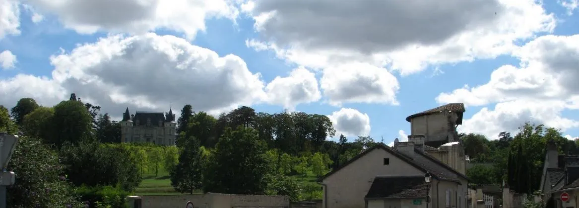 Photo showing: Vue sur le Prieuré Saint-Léonard à L'Île-Bouchard et le château du Temple depuis la place de Verdun