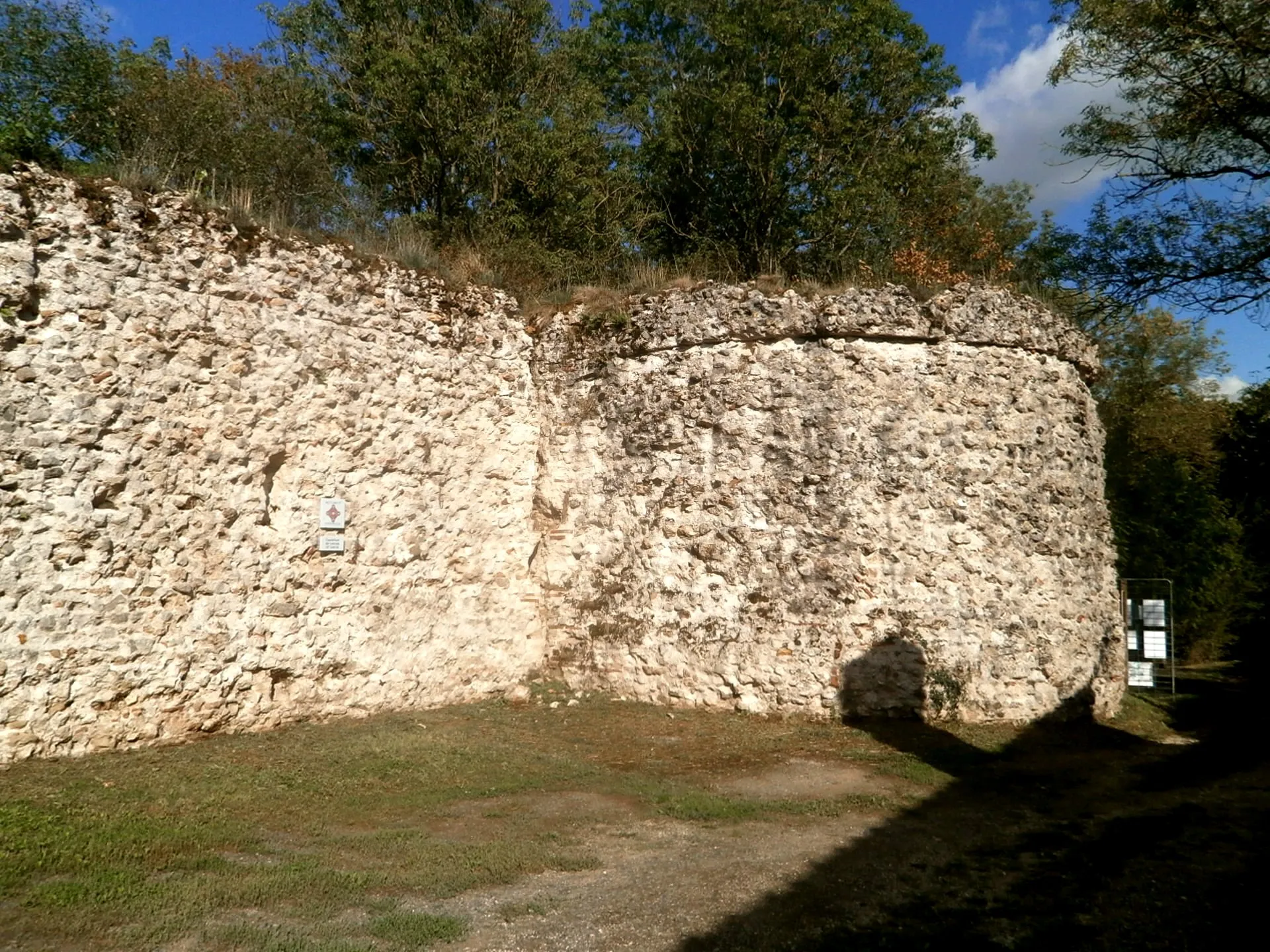 Photo showing: Vue de la courtine et d'une tour d'angle du castellum.