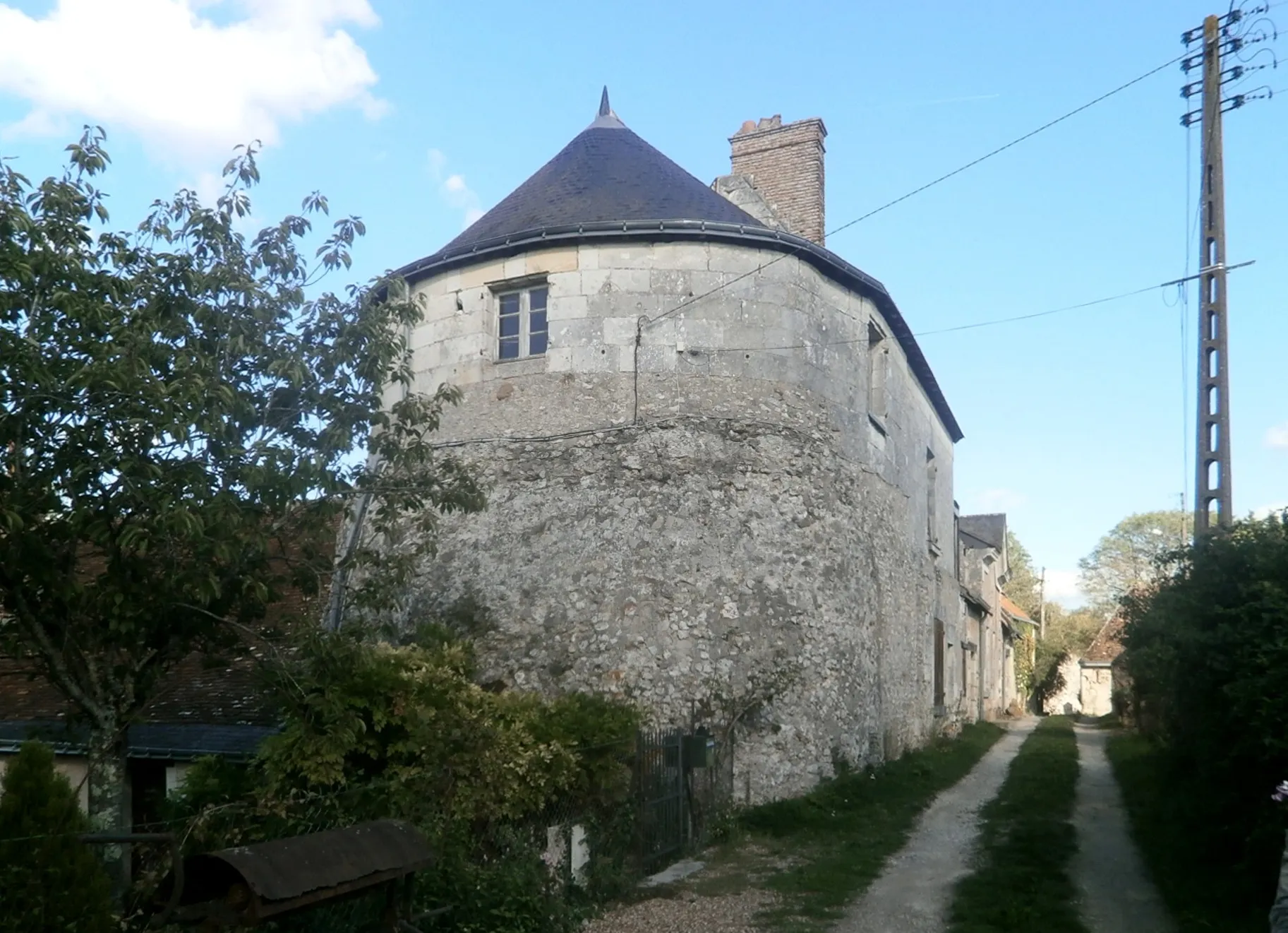 Photo showing: Tour de l'angle sud-ouest du castellum, transformée en habitation.