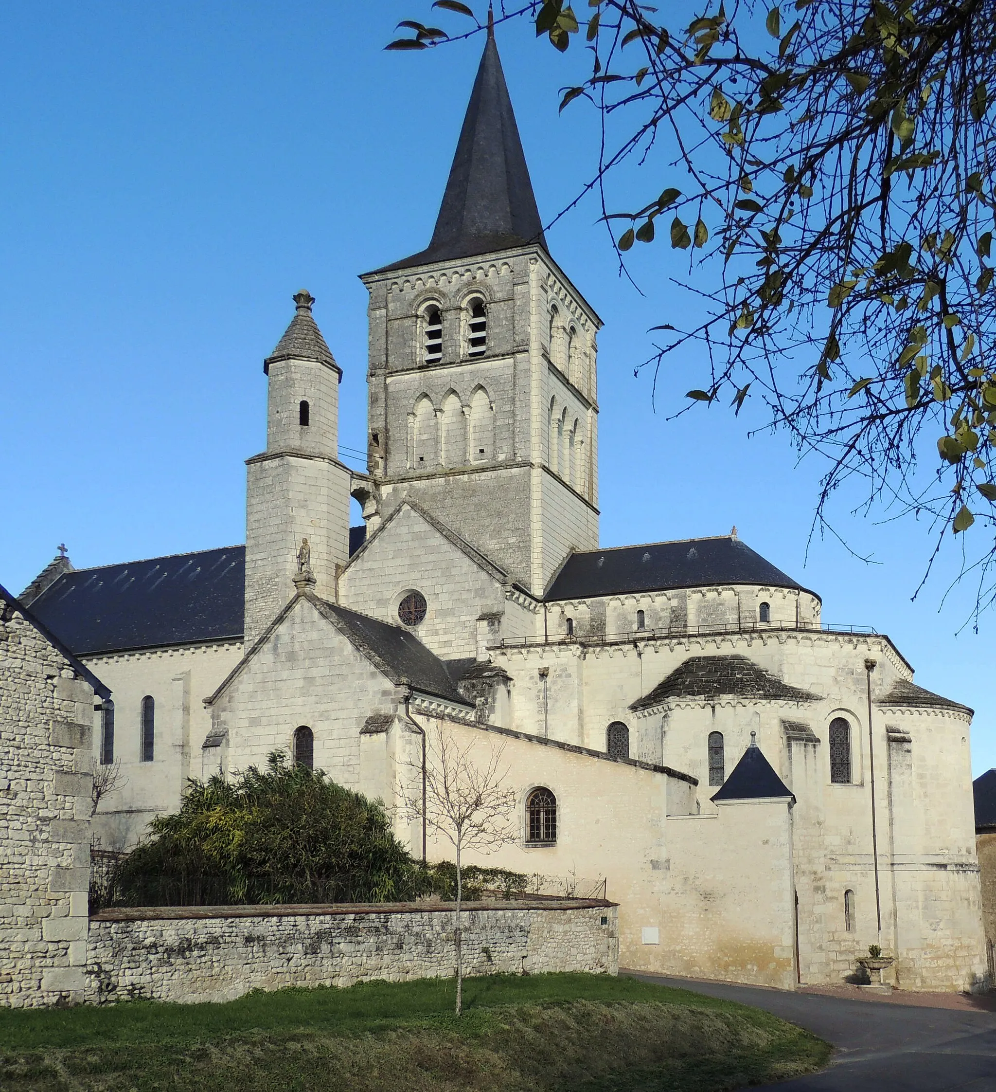 Photo showing: Collégiale Saint-Georges à Faye-la-Vineuse, France