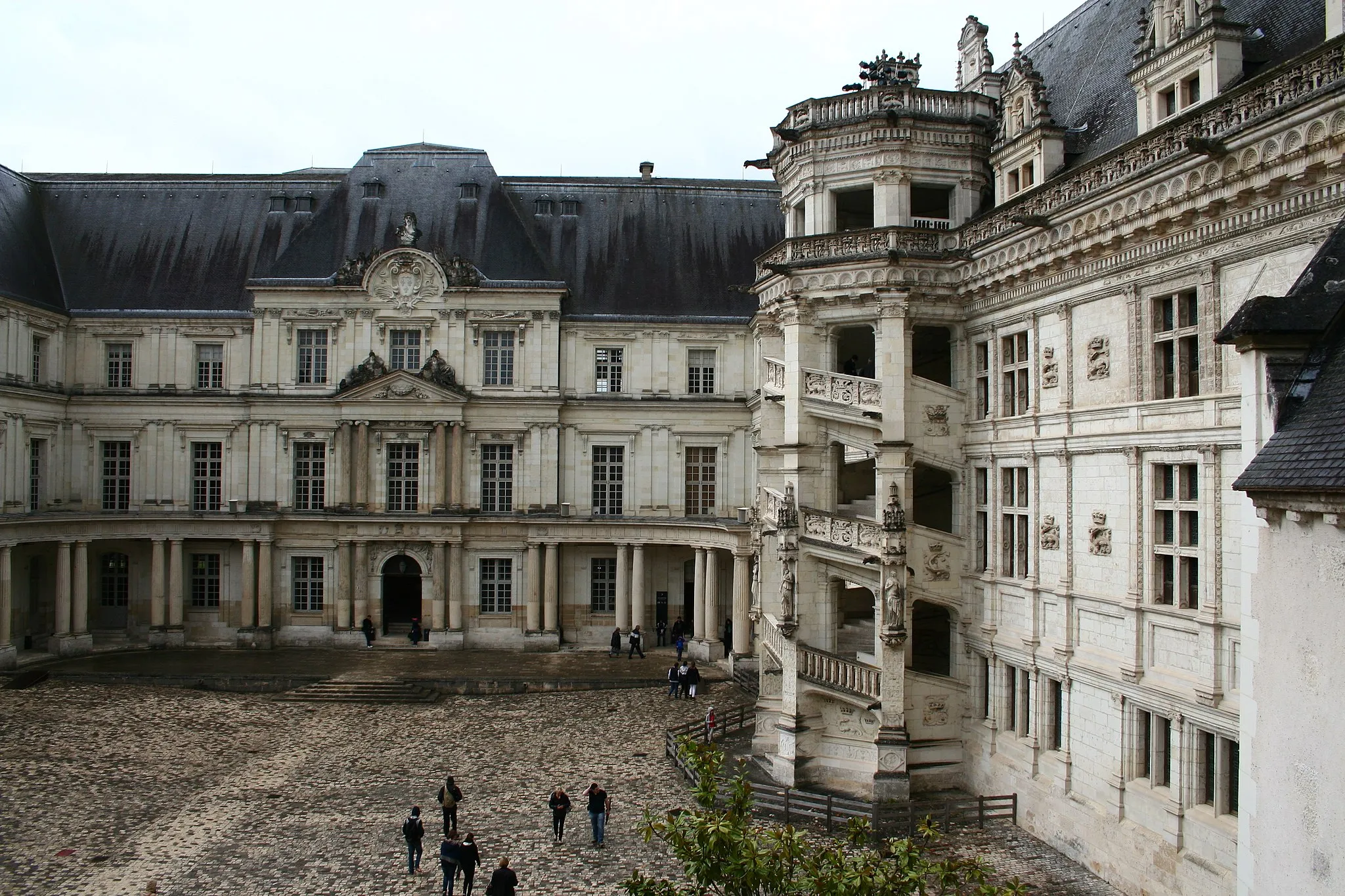 Photo showing: Château de Blois, la cour et l'escalier monumental