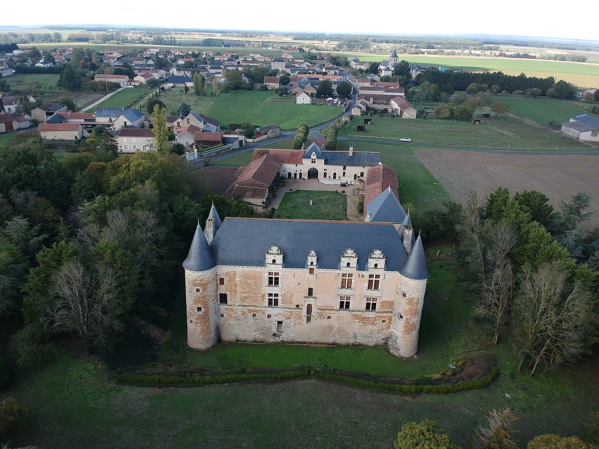 Photo showing: vue façade est prise par drone