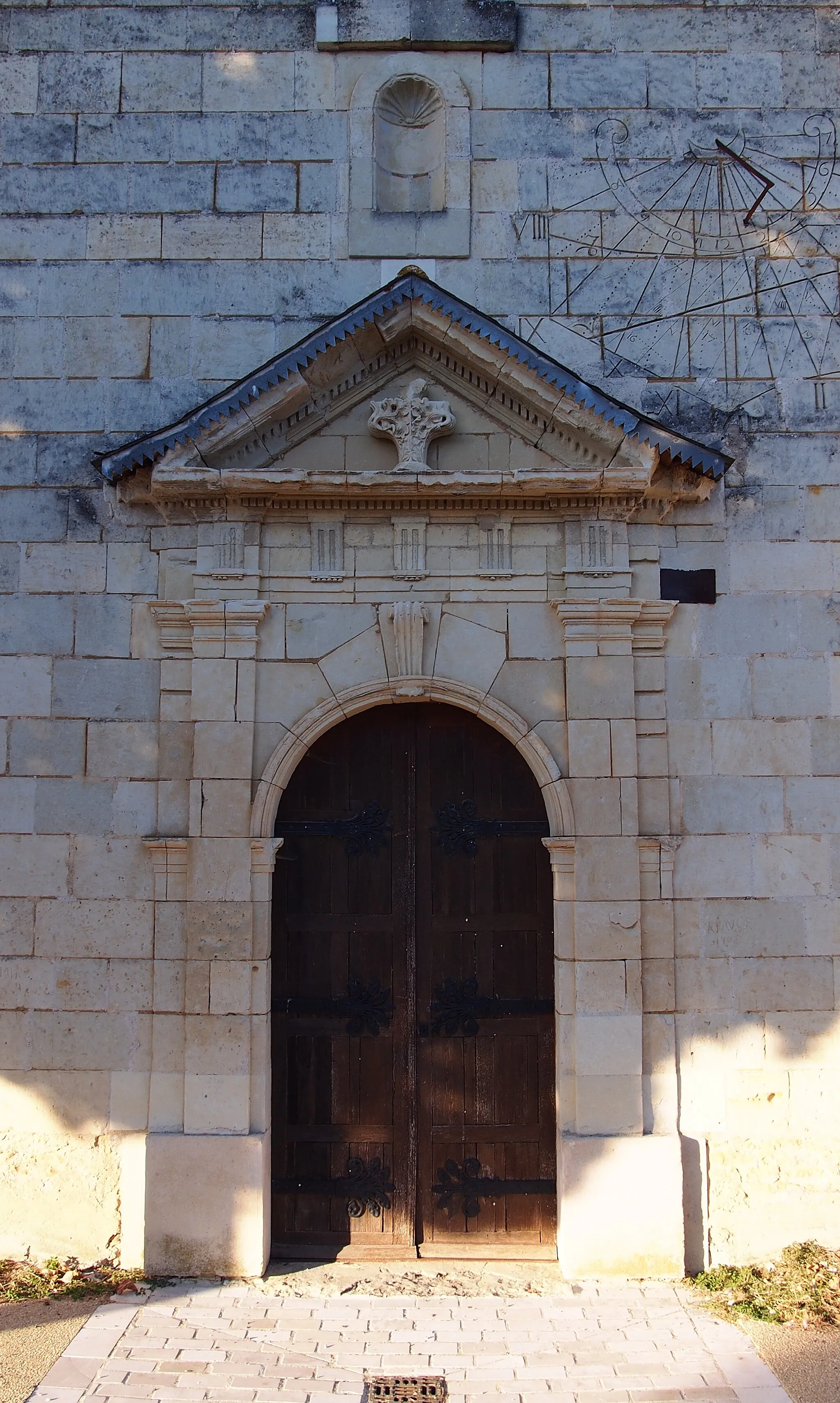 Photo showing: Pouançay (Nouvelle-Aquitaine, France). Le portail de l'église Saint-Hilaire.