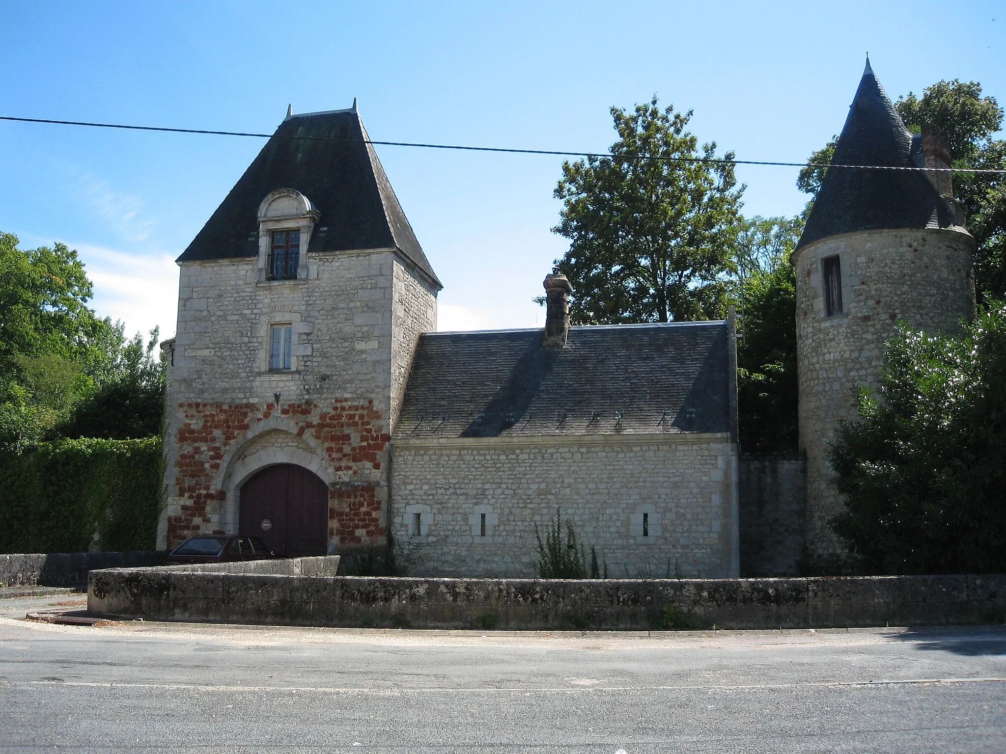 Photo showing: Château de Chârost, XIe, XVe et XVIe.