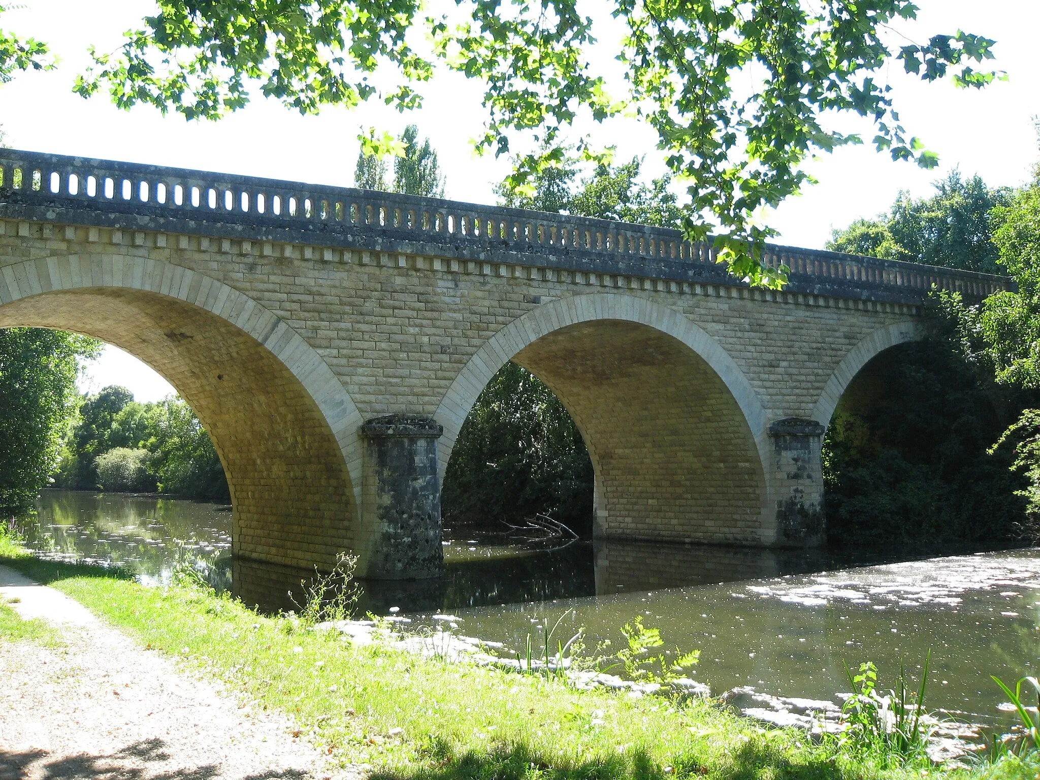 Photo showing: Vieux pont de Chârost au-dessus de l'Arnon.