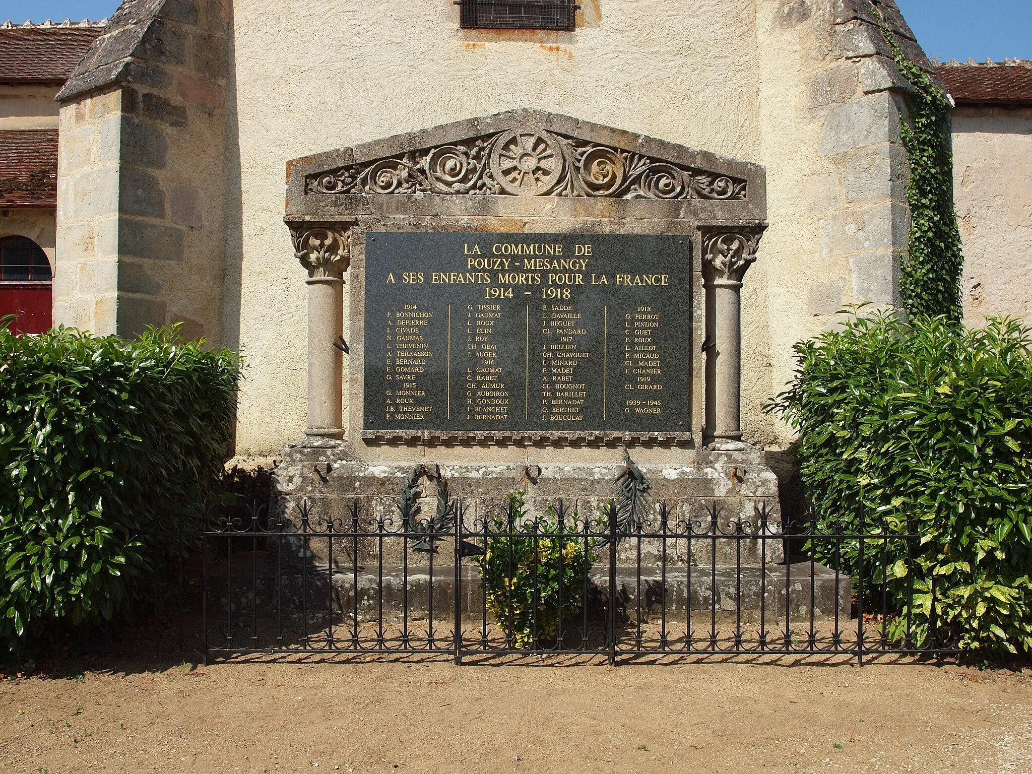 Photo showing: Monument aux morts de Pouzy-Mésangy (Allier, France)