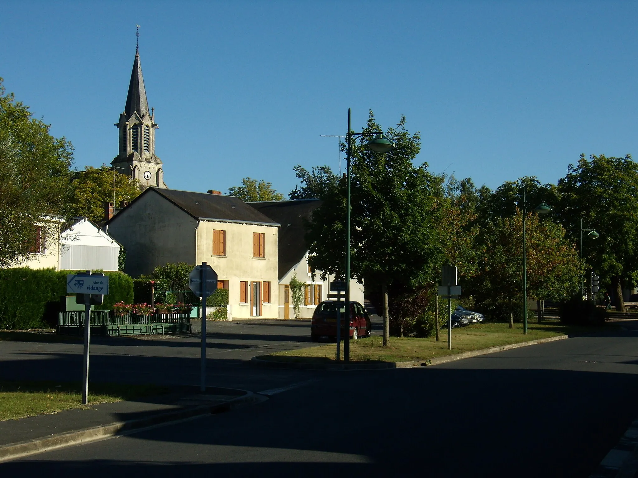 Photo showing: Velles (Indre) - Eglise Saint Etienne vue de la Place de la Bascule