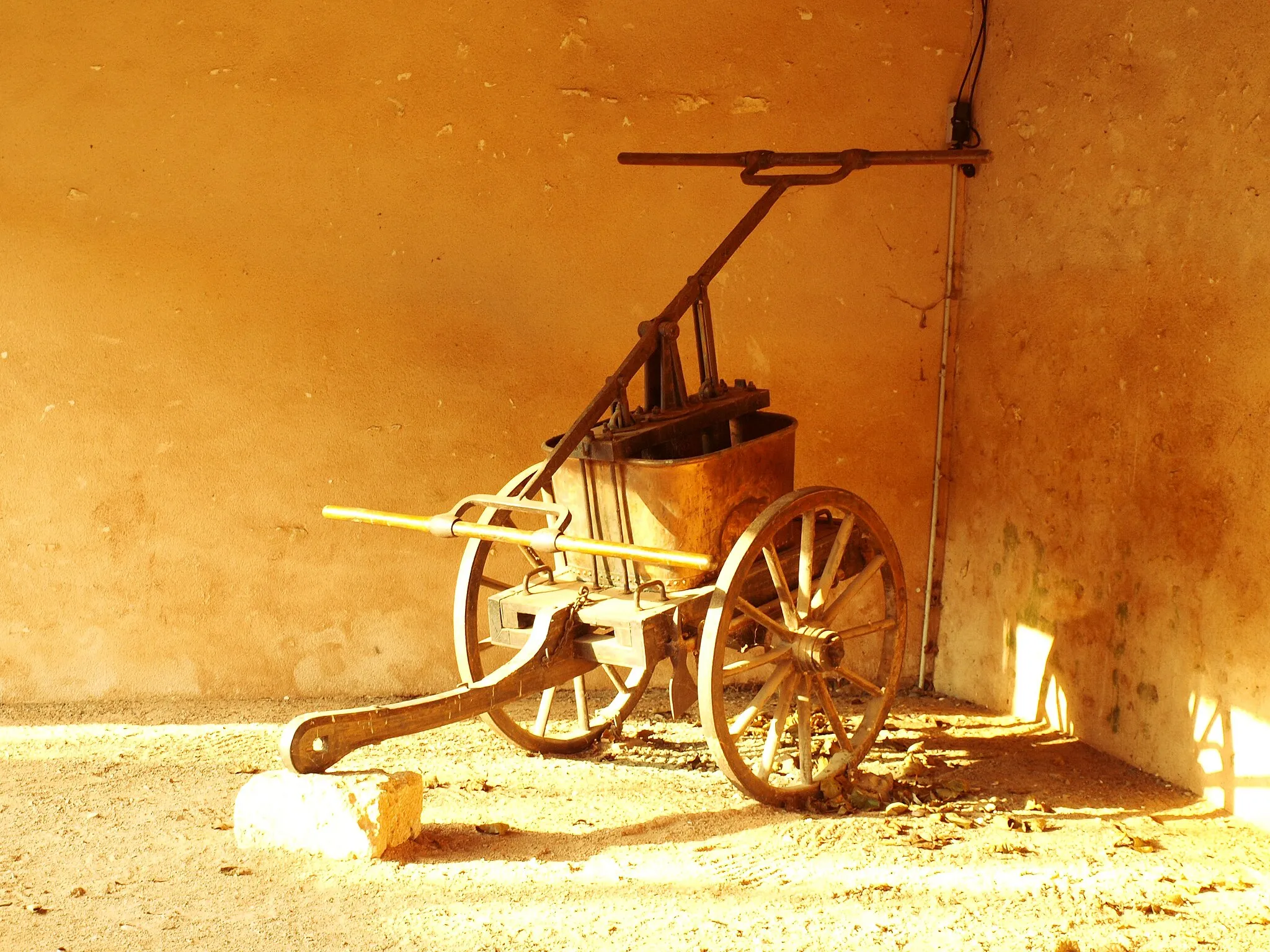 Photo showing: Luant (Indre, France) ; ancienne pompe des pompiers sous le hangar communal