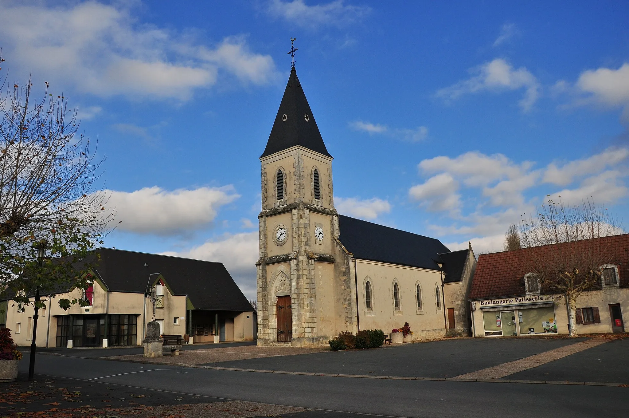 Photo showing: Luant (Indre) - Place de l'église