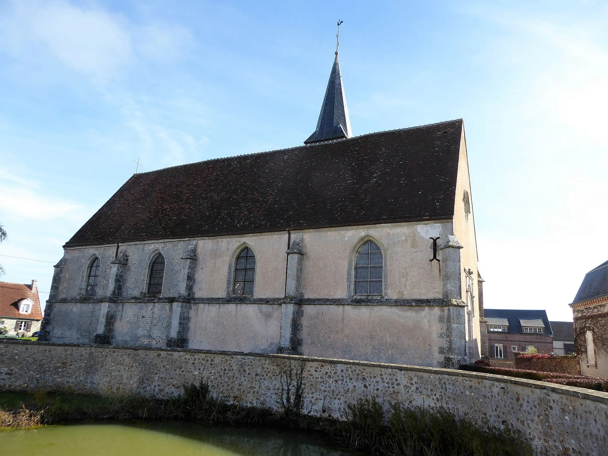 Photo showing: mur nord de l'église Saint-Barthélémy, situé au pied de la mare,  Ermenonville-la-Petite, Eure-et-Loir, France.
