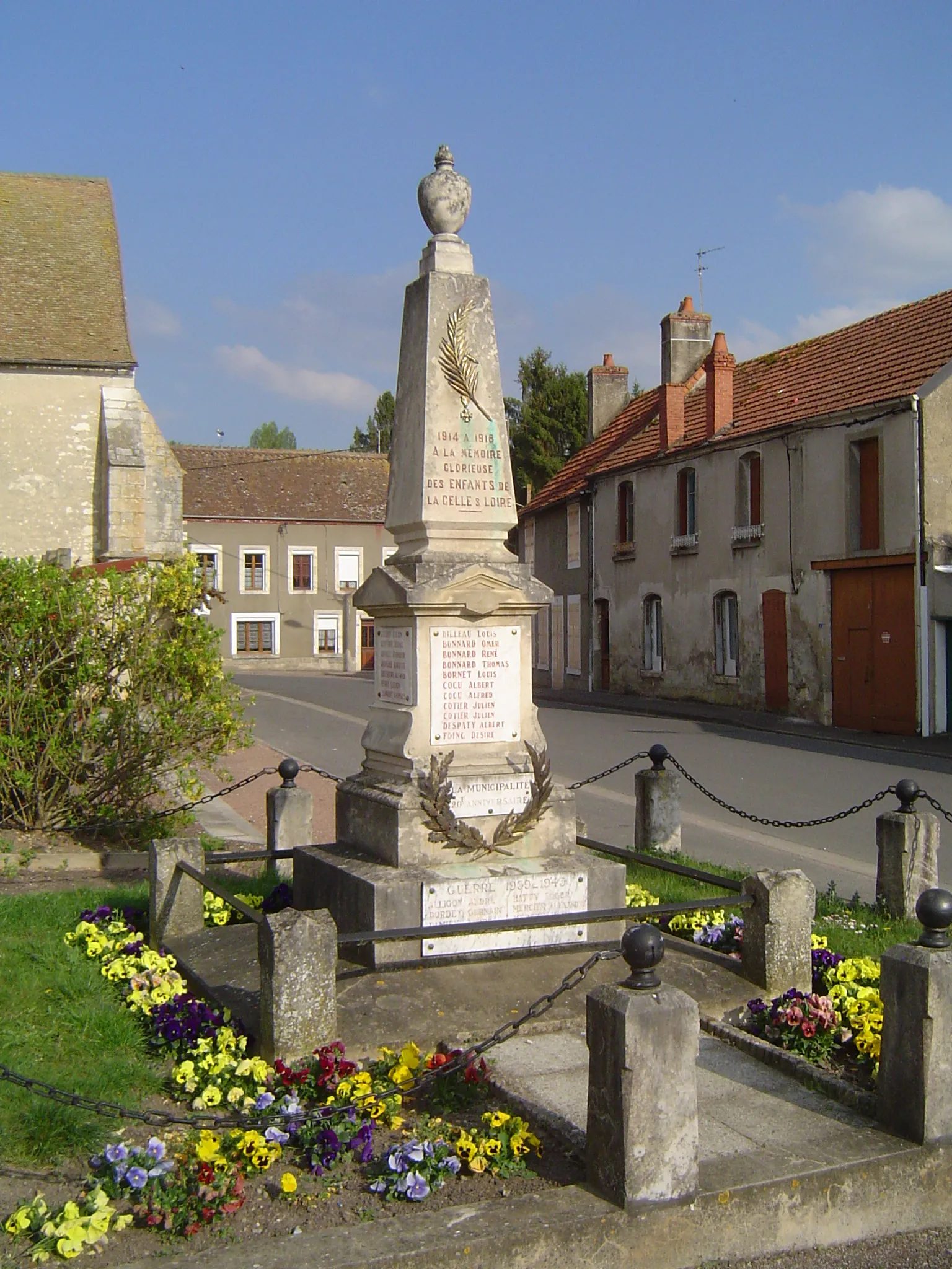 Photo showing: La Celle-sur-Loire (monument aux morts 1)
