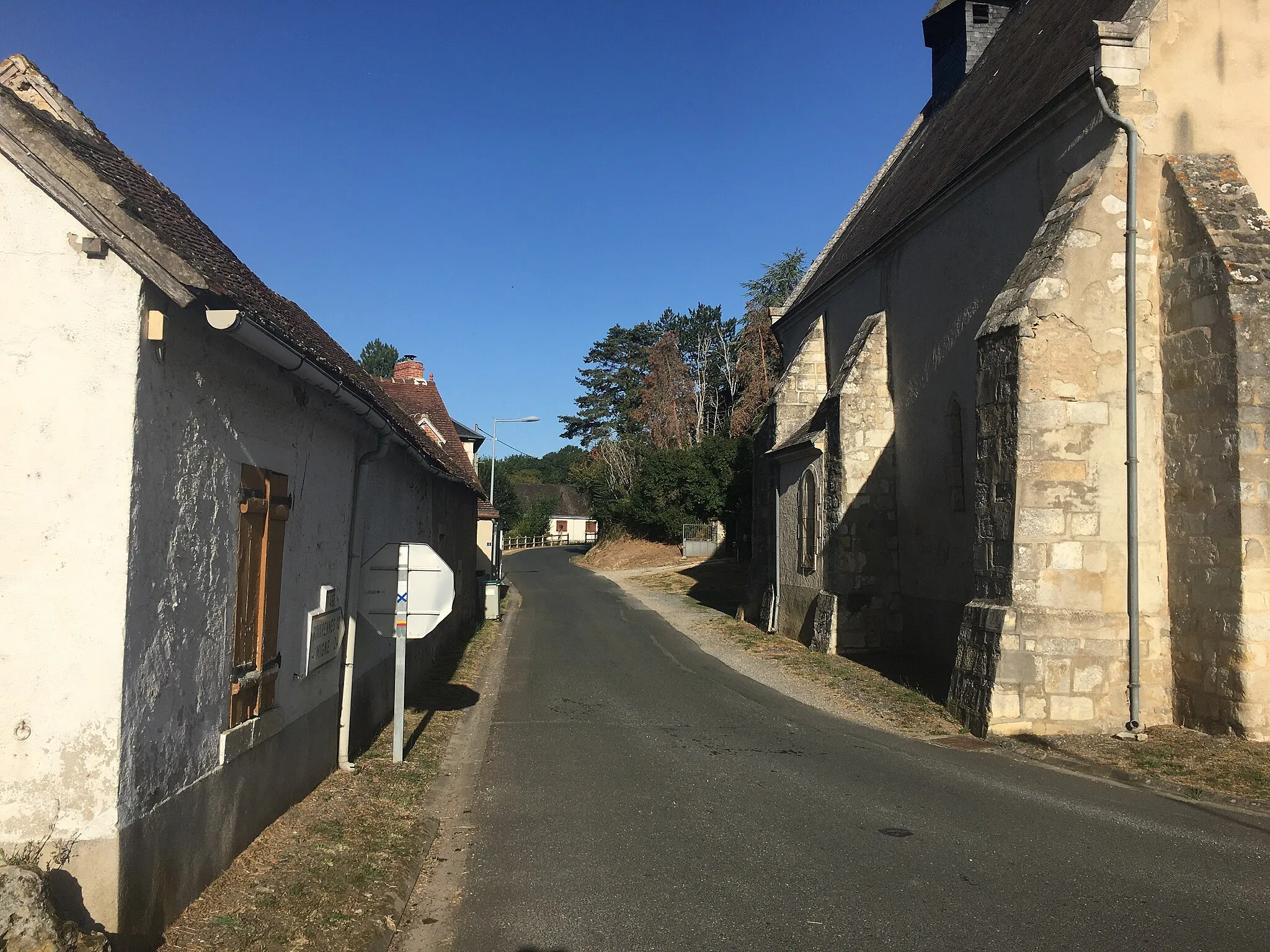 Photo showing: Luzeret (36) : La route de Rivarennes (route départementale 46).