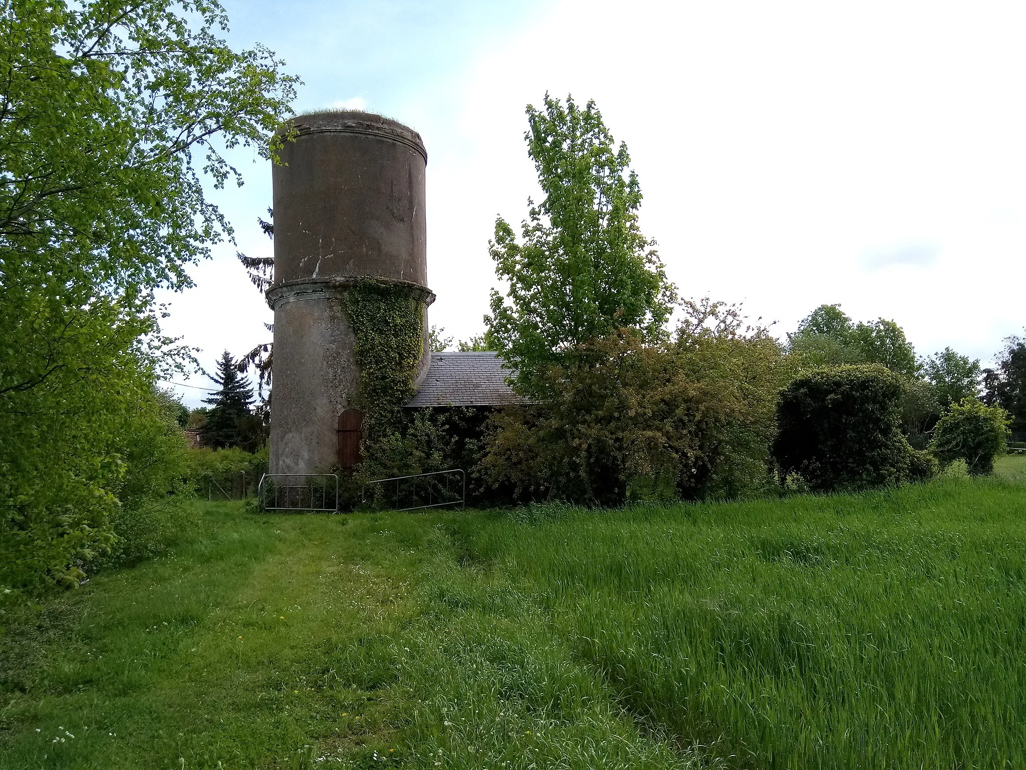 Photo showing: Ancien château d'eau à Poisvilliers