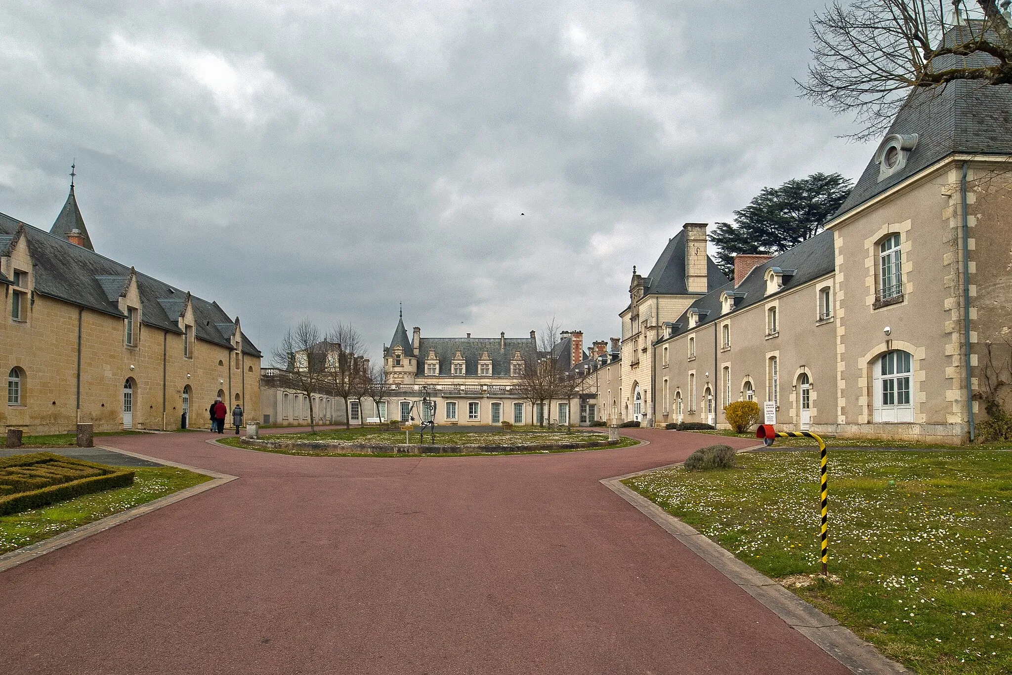 Photo showing: Le château d'origine médiévale fut constamment habité. Il passa par héritage en 1821 à Augustine Marie Rosalie de Forges de Châteaubrun (1772-1853), épouse de Pierre-Paul Royer-Collard (1763-1845).
Augustine-Angélique Royer-Collard (1808-1874), fille des deux précédents, hérita du domaine. Elle épousa Gabriel ANDRAL (1797-1876), fils du médecin de Caroline Bonaparte.  (Tous deux reposent dans le caveau de Châteauvieux).
Leur fils, Charles Guillaume Paul ANDRAL (1828-1889) prit leur succession. 
Avocat, il devint en 1873 Vice-président du Conseil d’Etat. Il abandonna ensuite la magistrature et devint directeur du réseau de chemins de fer Paris Orléans.

Il épousa Blanche Delius, d’origine juive et convertie au christianisme. Il mourut en 1889 et fut inhumé dans le cimetière, qui fut désaffecté l’année suivante.

Blanche décéda à 88 ans en 1925. Elle fut inhumée au Père Lachaise à Paris. 
Sans héritiers, elle légua le domaine de Châteauvieux à la Société Philanthropique de Paris, pour y installer une maison de repos sous la direction d’une communauté religieuse, pour dames et jeunes filles fatiguées. 
En 1998, l’établissement fut transformé en maison de retraite médicalisée.

The medieval castle was constantly inhabited. He passed by inheritance in 1821 to Augustine Marie Rosalie Forges Chateaubrun (1772-1853), wife of Pierre-Paul Royer-Collard (1763-1845).
Angelique Augustine Royer-Collard (1808-1874), daughter of the previous two, inherited the estate. She married Gabriel ANDRAL (1797-1876), son of the doctor Caroline Bonaparte. (Both are buried in the vault of Châteauvieux).
Their son, Charles William Paul ANDRAL (1828-1889) took their inheritance.
Lawyer, in 1873 he became Vice-President of the Council of State. Then he left the bench and became director of the network of railways Paris Orléans.

He married Blanche Delius, of Jewish and converted to Christianity. He died in 1889 and was buried in the cemetery, which was abandoned the following year.

White died at age 88 in 1925. She was buried in Père Lachaise in Paris.
Without heirs, she bequeathed the field Châteauvieux the Philanthropic Society of Paris, to install a nursing home under the direction of a religious community, for ladies and girls tired.

In 1998, the facility was transformed into nursing home.