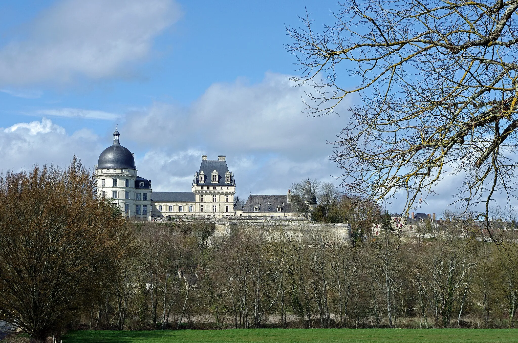 Photo showing: L'actuel château de Valençay fut construit à l'emplacement d'un ancien château féodal.
Il s'agit d'un des plus beau monument de la Renaissance. En 1770, l'aile nord est supprimée, l'aile ouest est embellie, et la toiture est remodelée à la "Mansard".
Le château fut acquis par Talleyrand en 1803.
Né le 2 février 1754, Talleyrand est issu de la vieille noblesse. Son pied bot lui interdisant la carrière des armes, il fut donc déchu de son droit d'aînesse et embrassa la prêtrise. Il devint évêque d'Autun en 1788.
En 1789, il propose la sécularisation des biens du clergé pour soulager les finances.
Il devint ministre des relations extérieures.
Il est aux côtés de Bonaparte lors du coup d'état du 18 Brumaire.
Talleyrand avait de grands projets pour la France. Cependant, convaincu de l'impossibilité d'une extension à l'intérieur de l'Europe sans provoquer des conflits en chaîne, il tourna les yeux vers le sud de la Méditerranée.
Il obtint de Napoléon d'envoyer une mission d'espionnage pour reconnaître un possible lieu d'accostage pour le débarquement d'une armée de terre contre Alger. Sidi-Ferruch est retenu.
Talleyrand travailla a envenimer un vieux différend (sur du blé non payé par la France) entre Paris et Alger.
En 1827,  à la suite d'une violente dispute, le consul de France à Alger, Pierre Deval, est frappé, d'un coup de chasse-mouche, par le Dey d'Alger.
Le 14 juin 1830, les troupes françaises débarquent à Sidi-Ferruch.
le 4 novembre 1830, s'ouvre entre les principales puissances européennes la conférence de Londres. En échange de l'abandon des prétentions de la France sur le territoire belge Talleyrand obtient la reconnaissance tacite de la souveraineté française sur l'Algérie.

The current castle Valençay was built on the site of a former castle.
This is one of the most beautiful monument of the Renaissance. In 1770, the north wing is removed, the west wing is decorated, and the roof was redesigned to "Mansard".
The castle was acquired by Talleyrand in 1803.
Born February 2, 1754, Talleyrand is from the old nobility. His clubfoot forbidding military career, he was therefore deprived of his birthright and embraced the priesthood. He became Bishop of Autun in 1788.
In 1789, he proposed the secularization of Church property to relieve finances.
He became Minister of Foreign Affairs.
It is alongside Bonaparte during the coup d'état ​​of 18 Brumaire.
Talleyrand had big plans for France. However, convinced of the impossibility of an extension within Europe without causing conflicts chain, he turned his eyes toward the southern Mediterranean.
He persuaded Napoleon to send a spy mission to recognize a possible landing place for the landing of an army against Algiers. Sidi Ferruch is retained.
Talleyrand has worked aggravate an old dispute (on wheat not paid by France) between Paris and Algiers.
In 1827, after a violent quarrel, the consul of France in Algiers, Pierre Deval, is hit, a blow-fly hunting by the Dey of Algiers.
On 14 June 1830, French troops landed at Sidi Ferruch.

November 4, 1830, opens between the major European powers the London conference. In exchange for the abandonment of claims of France on Belgian territory Talleyrand gives tacit recognition of French sovereignty in Algeria.