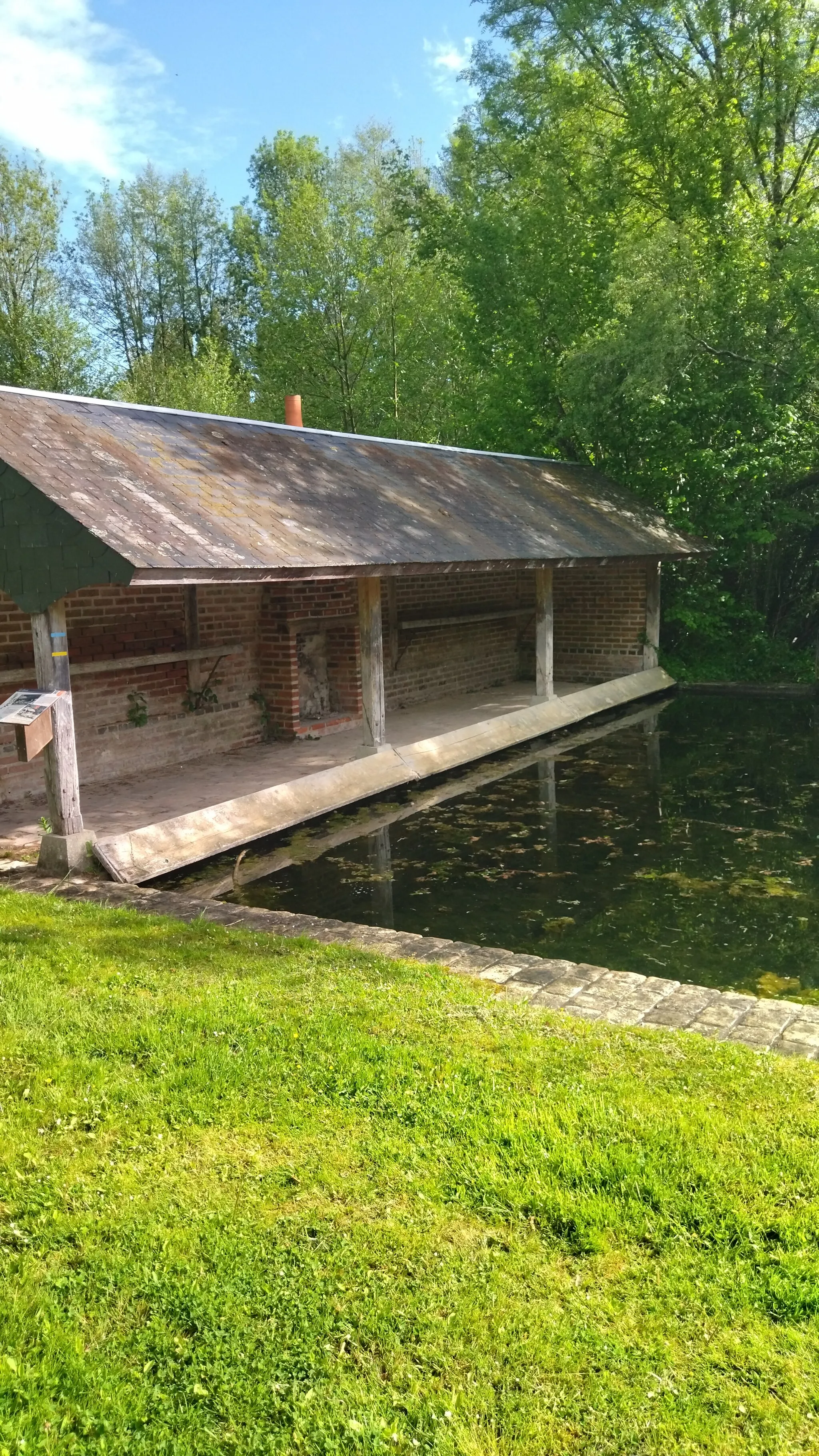 Photo showing: Lavoir construit au XIXème siècle, possède une cheminée et deux poutres pour égoutter le linge