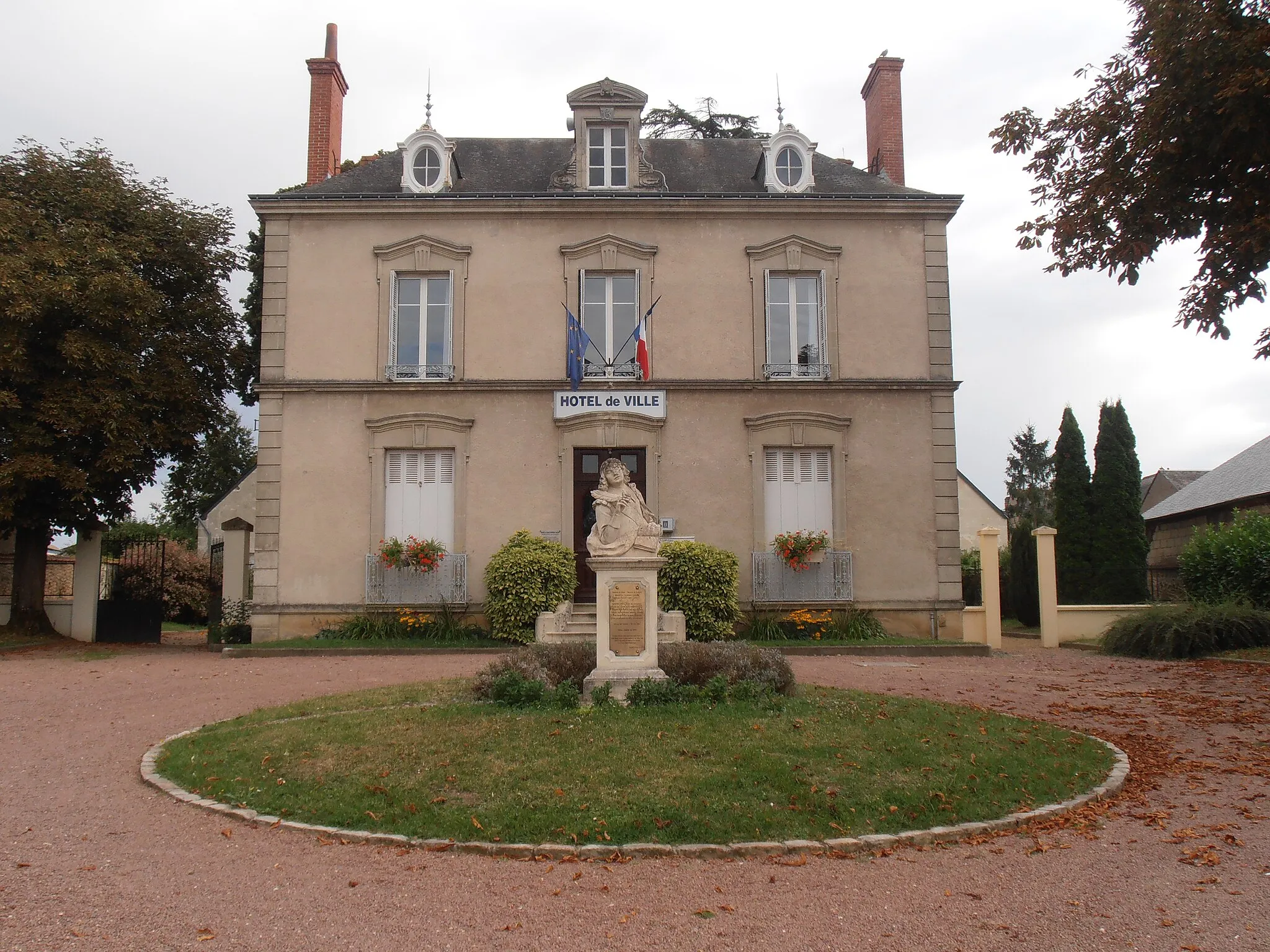 Photo showing: La mairie de Saint-Paterne-Racan.