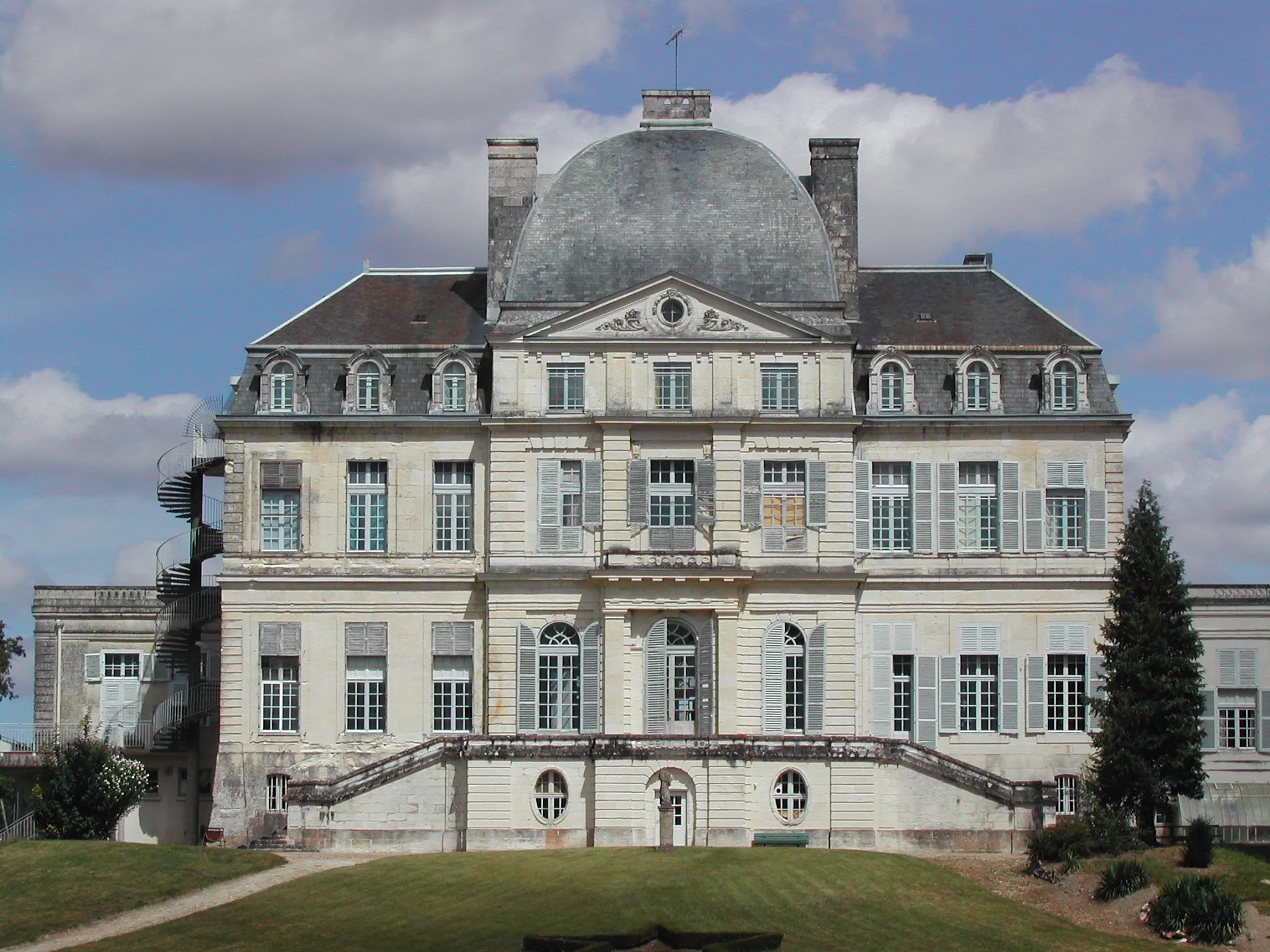 Photo showing: le château neuf de Verneuil sur Indre a été construit pour Eusèbe Félix Chaspoux, second marquis de Verneuil, introducteur des ambassadeurs et des princes étrangers à la cour de Louis XV. Il est attribué à l'architecte Jean Baptiste Mansart de Jouy : Construit de 1747 à 1756, les travaux ont englobé la grosse tour et une partie du logis achevé en 1508 situé à l'angle sud-ouest, et le château vieux, relié par un corridor terrassé au neuf, avait été unifié stylistiquement avec le château neuf.